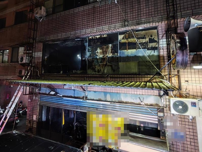 高雄市林園區一棟大樓1樓早餐店18日清晨發生火警，造成3人命喪火海。（翻攝畫面）