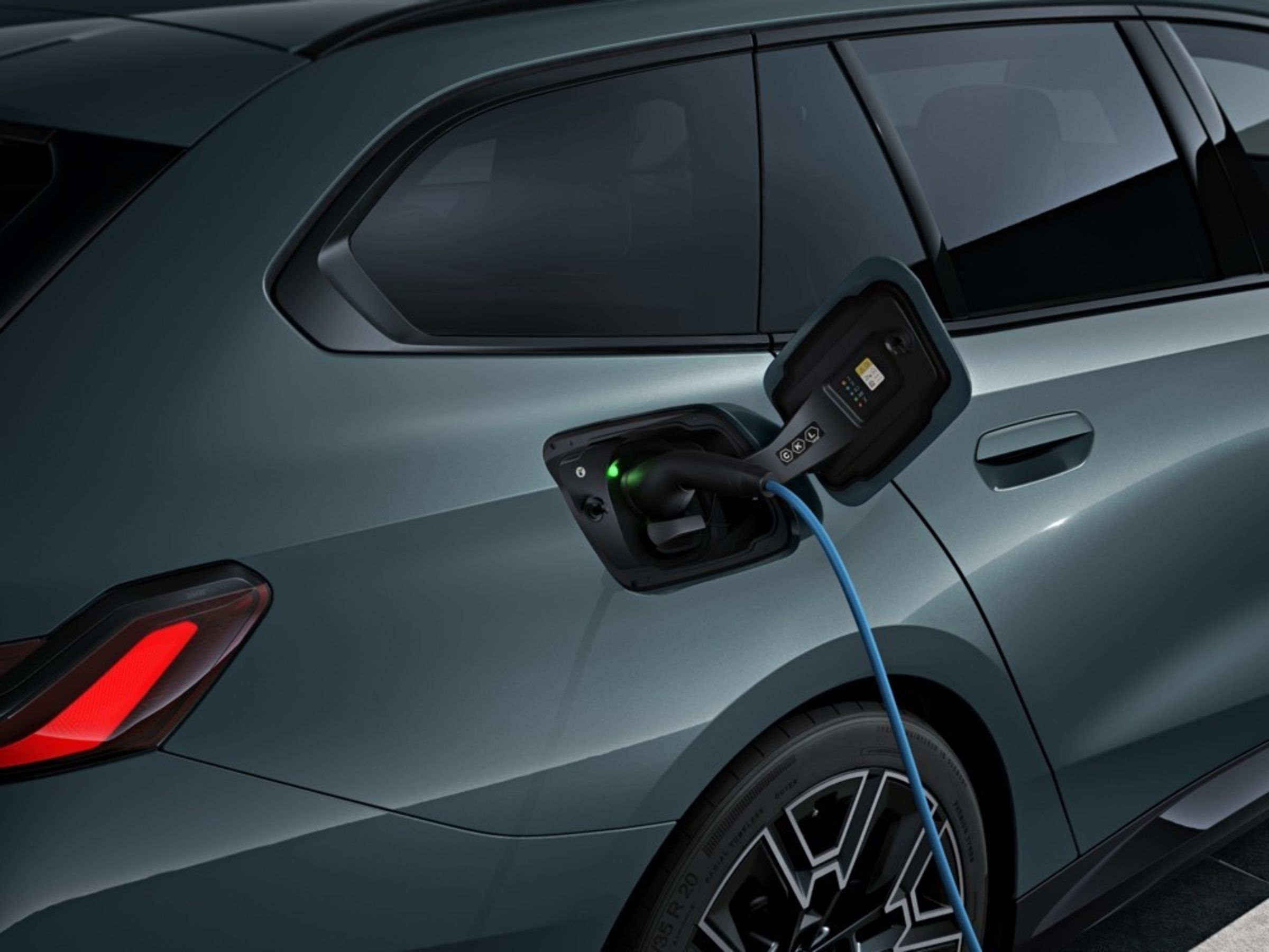 純電版i5 Touring支援高達205kW的快速充電能力。