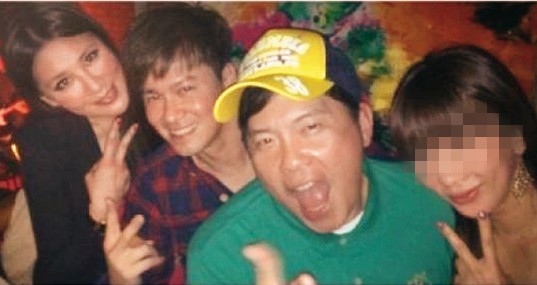 2012年,小禎(左一)曾在微博駁斥與李聖傑(左二)的緋聞,不過當時鬧得風風火火,連李進良都有聽說。(翻攝自胡小禎微博)