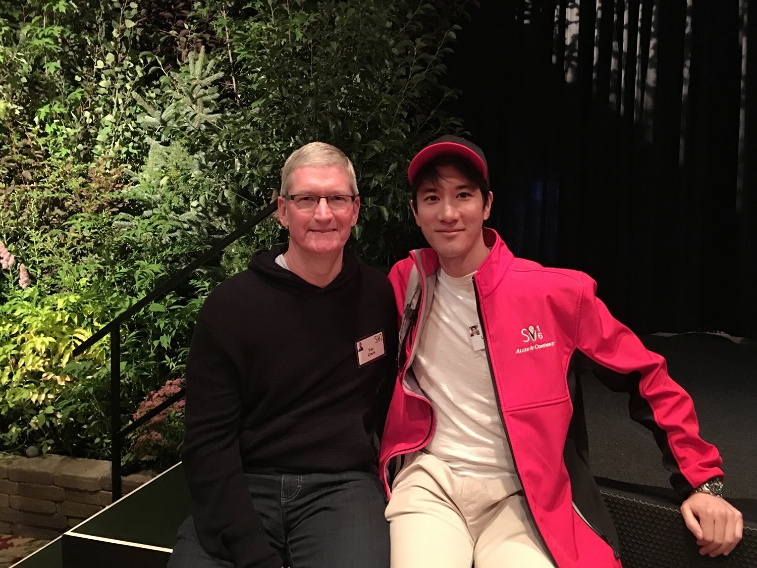 王力宏曾與蘋果執行長庫克（Tim Cook）相談甚歡。（翻攝自王力宏臉書）