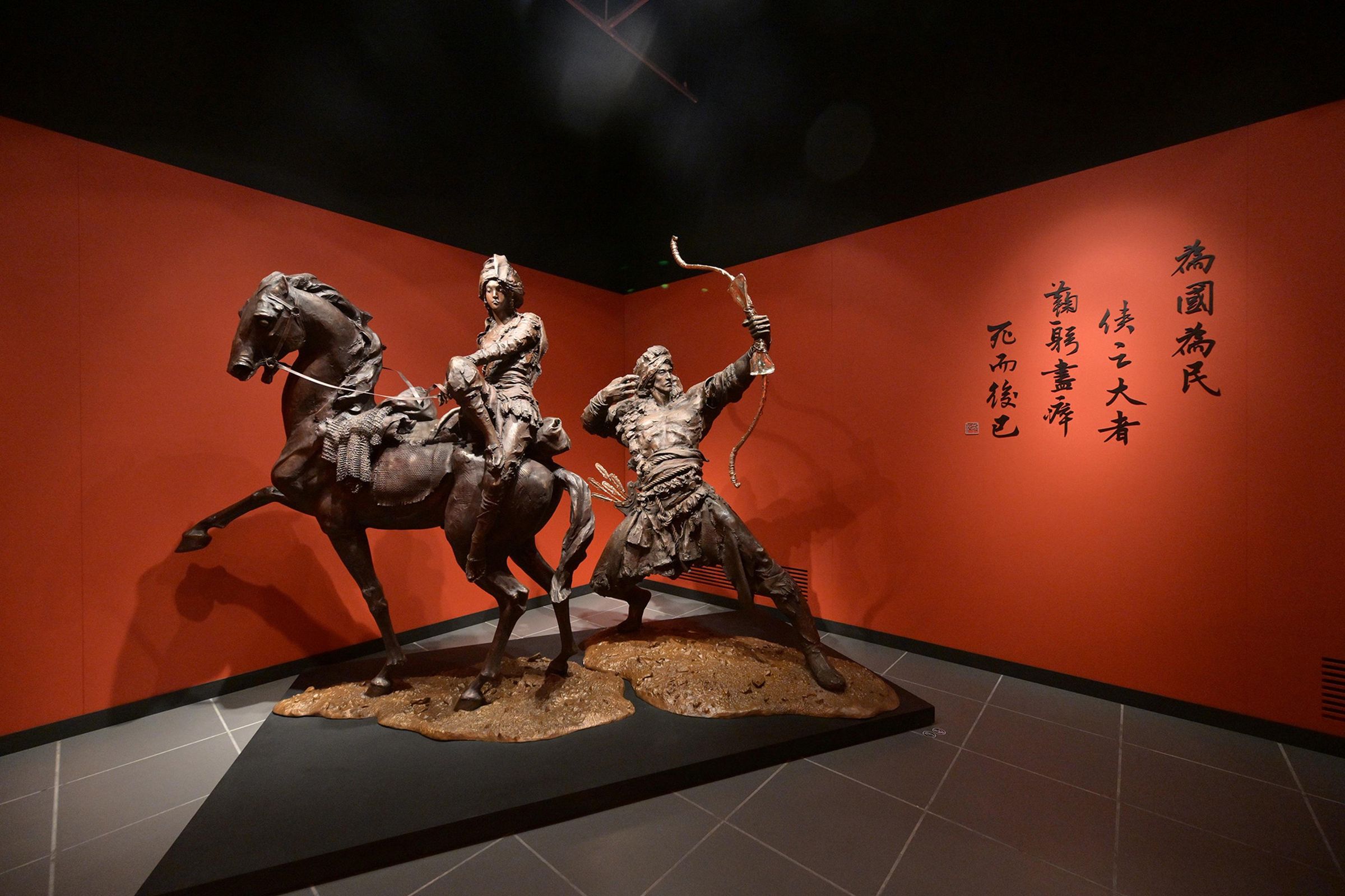 展場內郭靖與黃蓉的雕塑作品展現出「為國為民,俠之大者」的英雄氣息。(香港旅遊發展局提供)