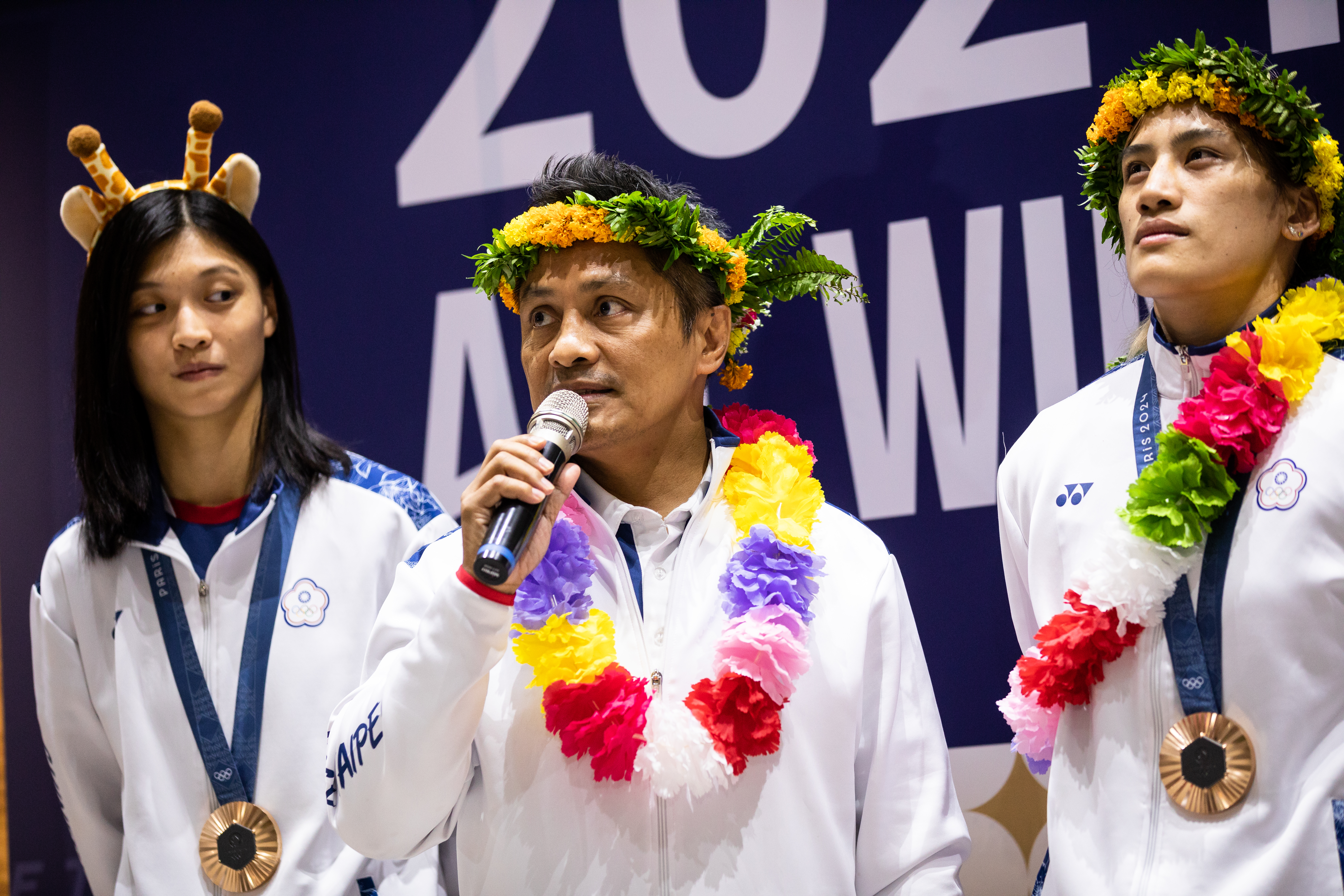 拳擊好手陳念琴（右）、吳詩儀（左）的教練柯文明（中）今日表示，對於選手更換量級一事持開放態度，但認為須有長期計畫。（本刊資料照）