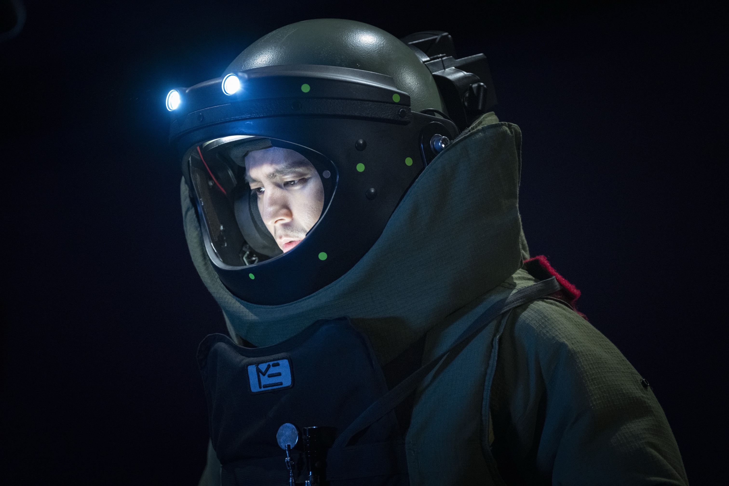 林柏宏在《96分鐘》飾演防爆小組警察，為戲穿上重達45公斤的防爆裝。（華影國際提供）