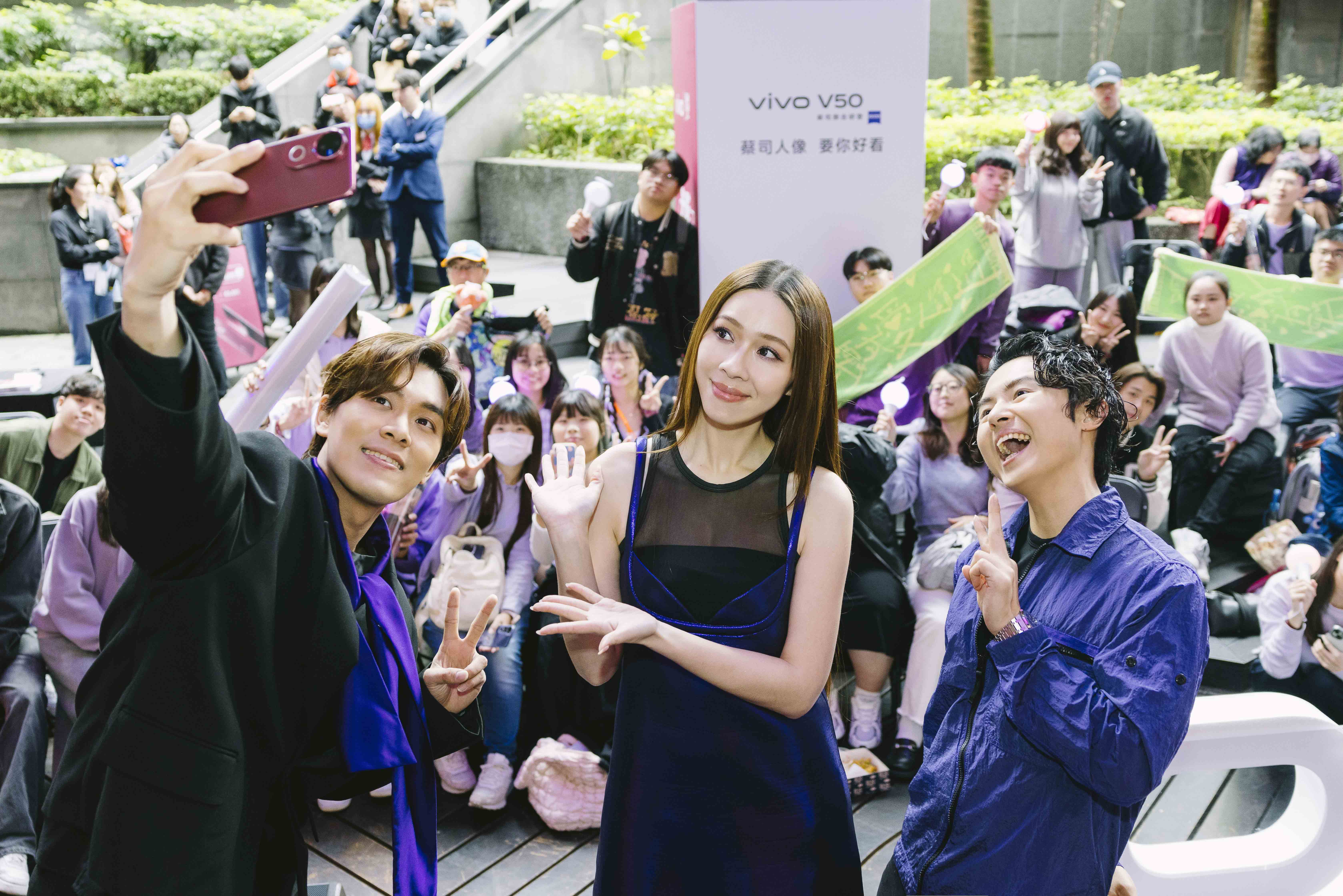 告五人今（6日）出席代言手機品牌專屬粉絲見面會，和幸運粉絲互動。（vivo提供）