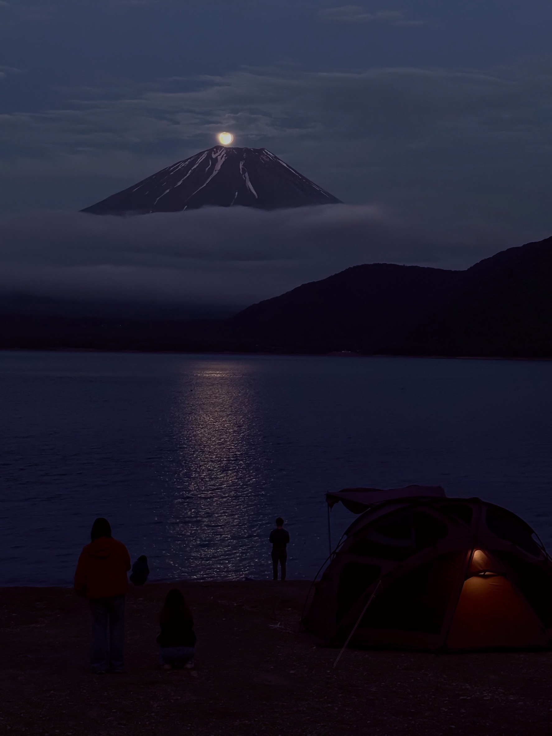 〈富士山的珍珠冠冕〉在太陽西沉的那一刻，一輪滿月升起，為富士山戴上了一頂璀璨的明月皇冠。