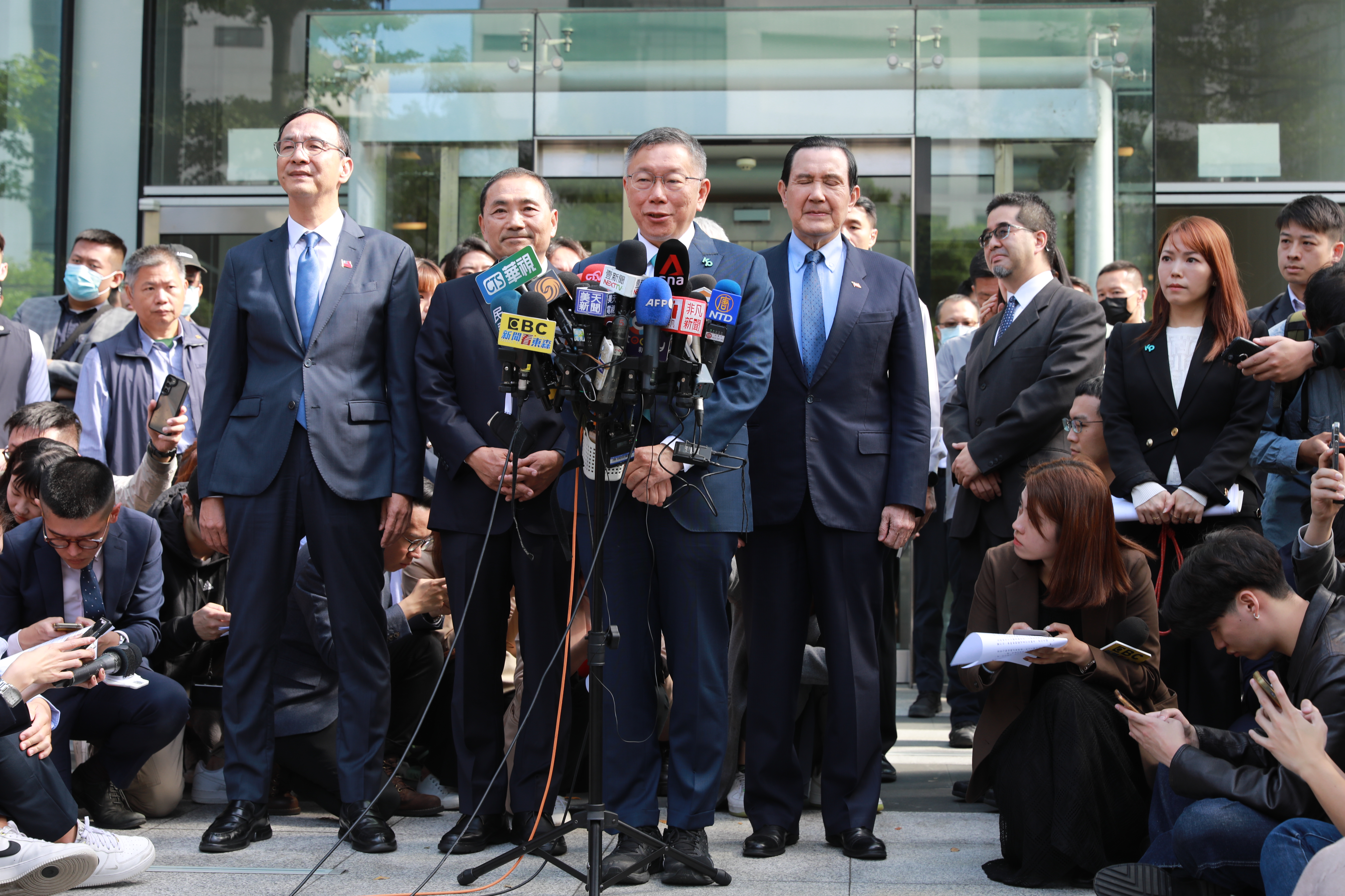 柯文哲上午出席藍白政黨協商會議，但最終6點共識讓柯粉難以接受，直呼「果然還是被賣了」「這讓太大了」。