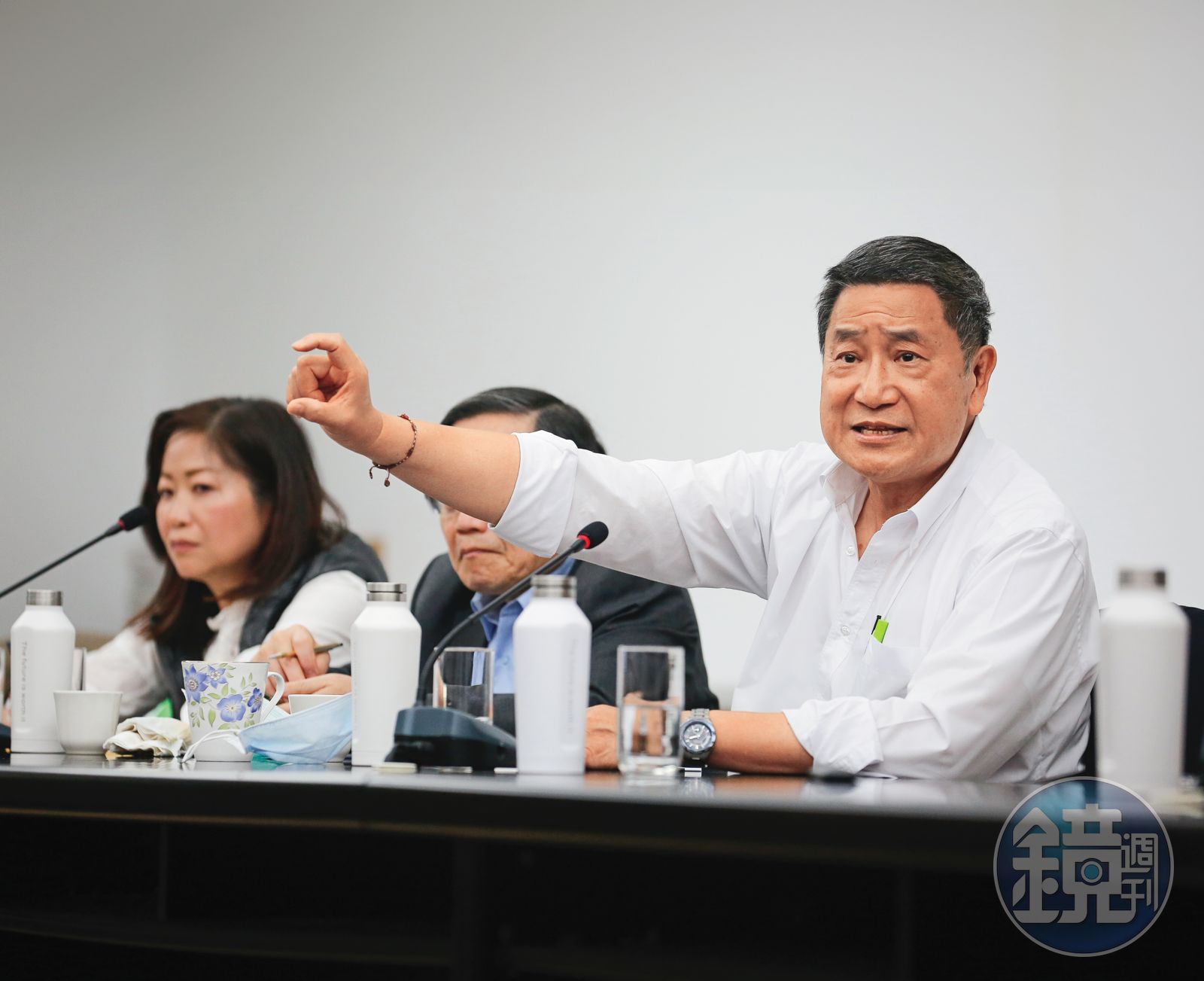 台泥董事長張安平（右）為了和平電廠的存續，多次在董事會發聲