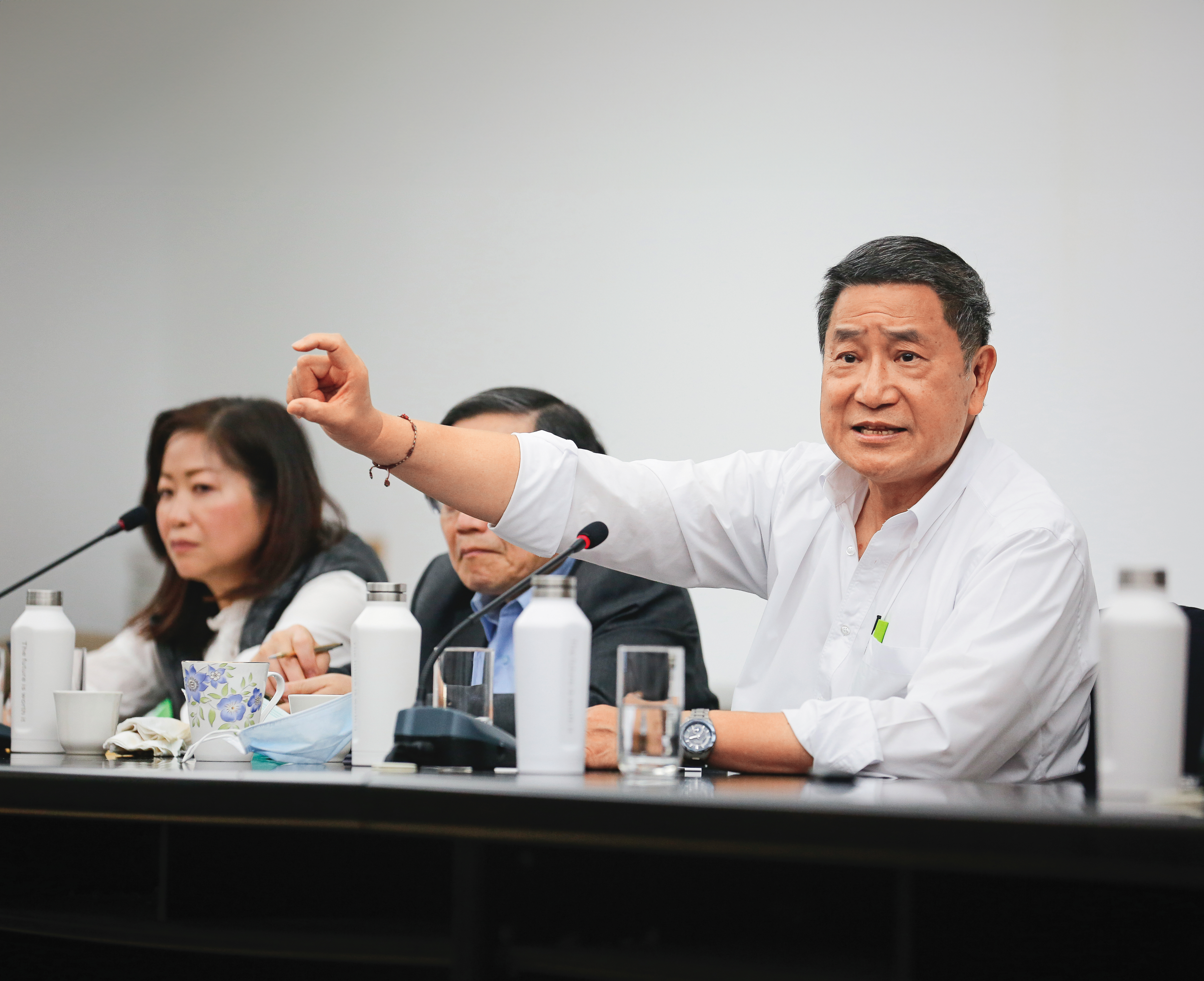 台泥董事長張安平（右）為了和平電廠的存續，多次在董事會發聲。