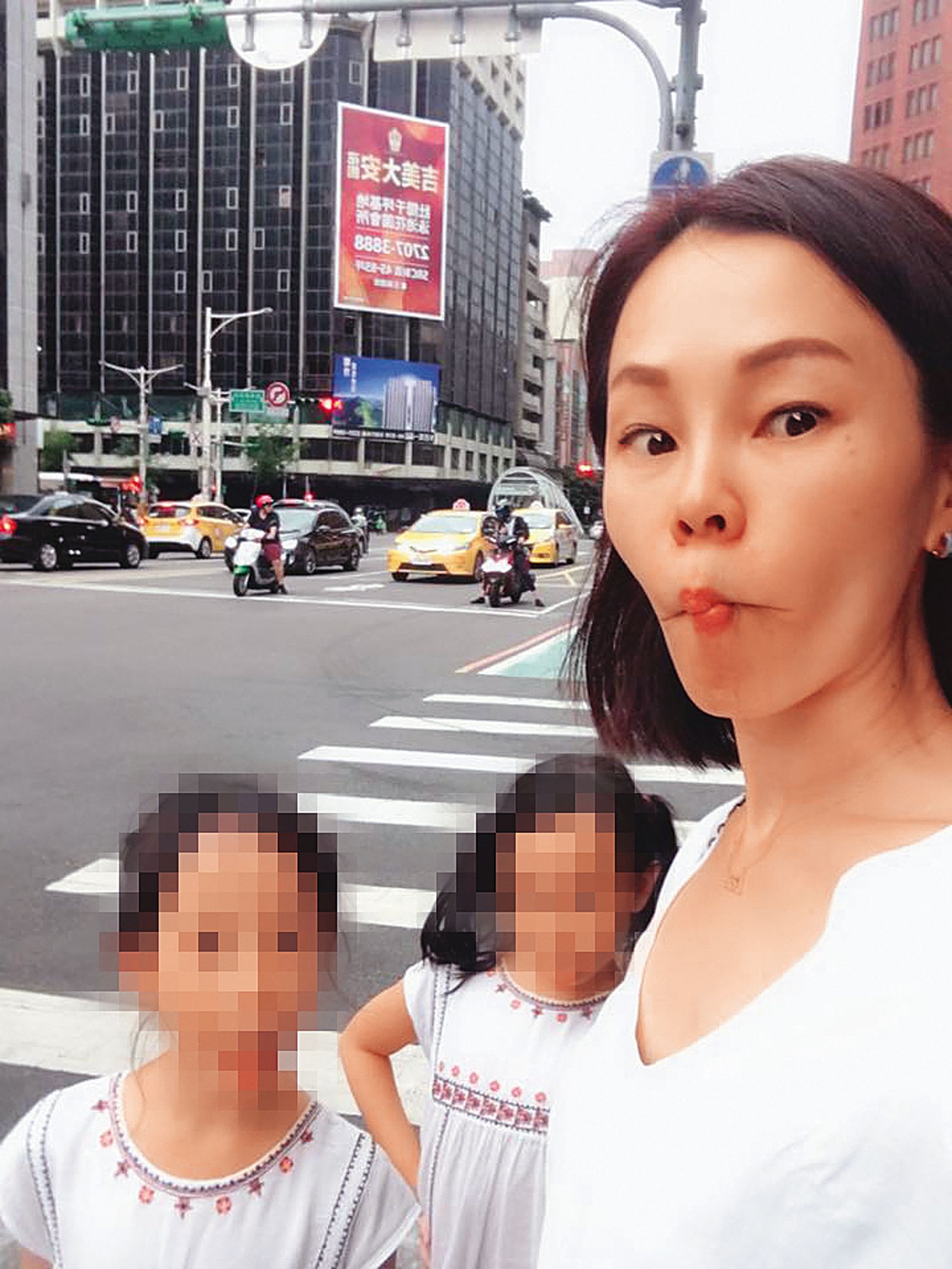 彭佳慧和雙胞胎女兒玩自拍，三人以古怪表情入鏡。 （翻攝自彭佳慧粉專）