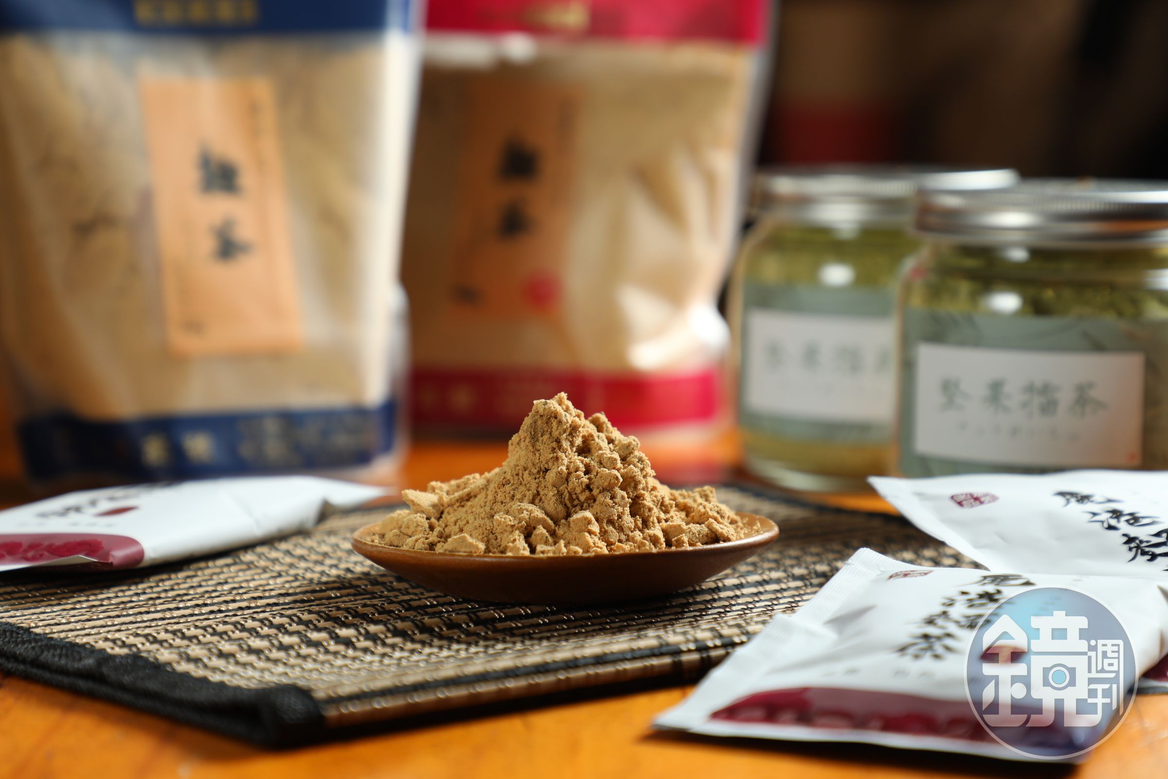 穀粉系列也很受歡迎，古早味「鹿港麵茶」研磨後顆粒細膩，製作過程中不添化學添加劑，使用小火慢炒非常香濃。（139元／袋）