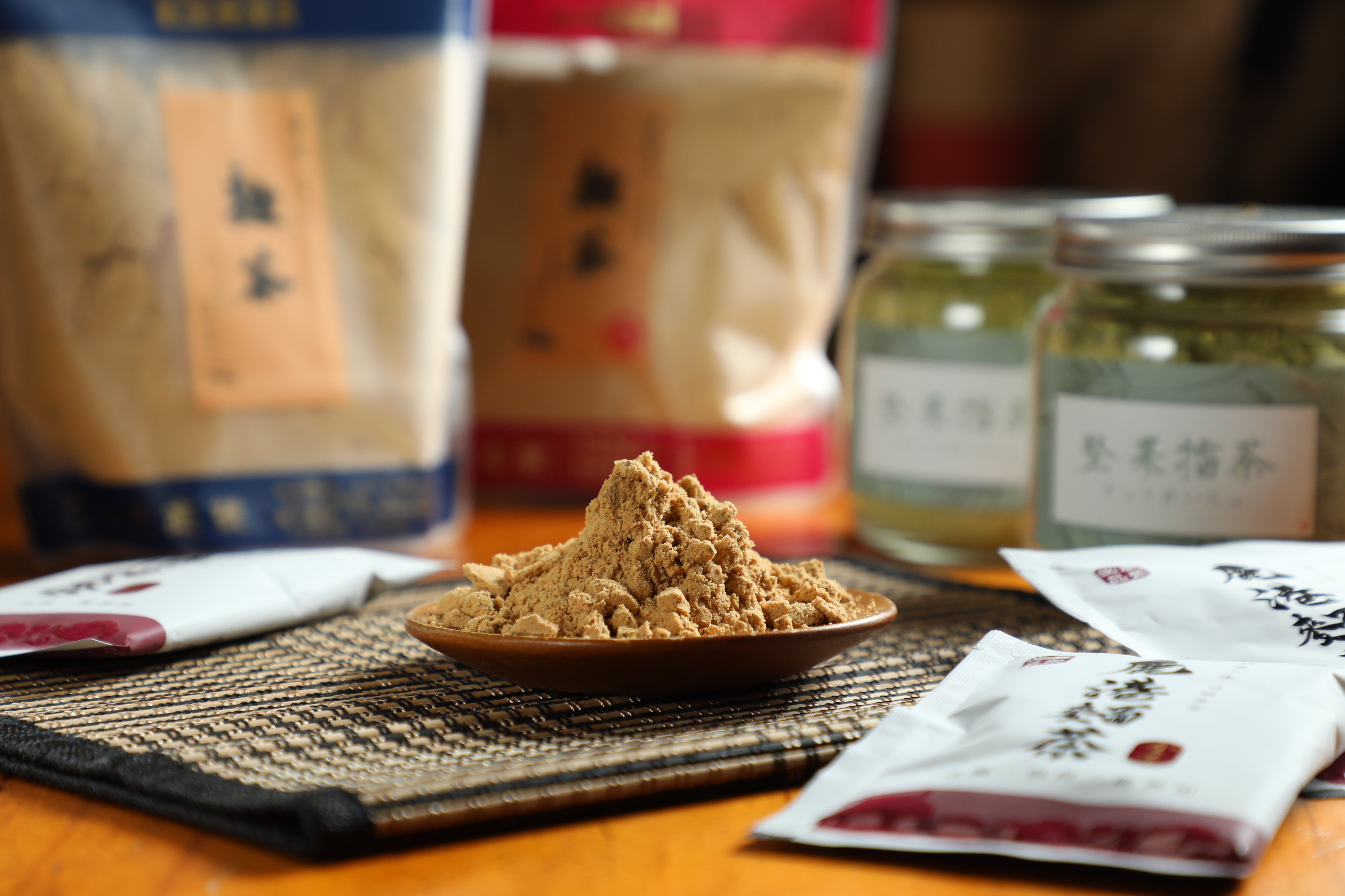 穀粉系列也很受歡迎，古早味「鹿港麵茶」研磨後顆粒細膩，製作過程中不添化學添加劑，使用小火慢炒非常香濃。（139元／袋）