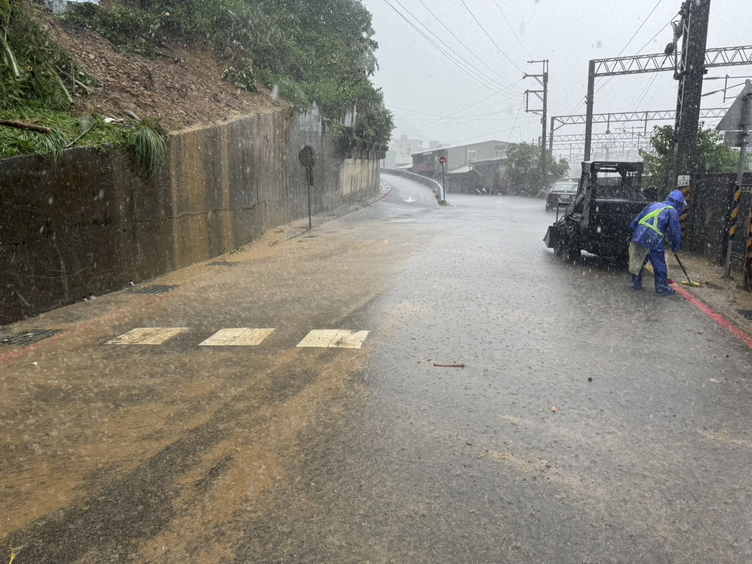 山陀兒颱風造成瑞芳邊坡坍方道路不通,瑞芳區公所緊急搶災,於下午1:30分搶通,後續邊坡整治將由工務局養工處接手。(新北市工務局提供)