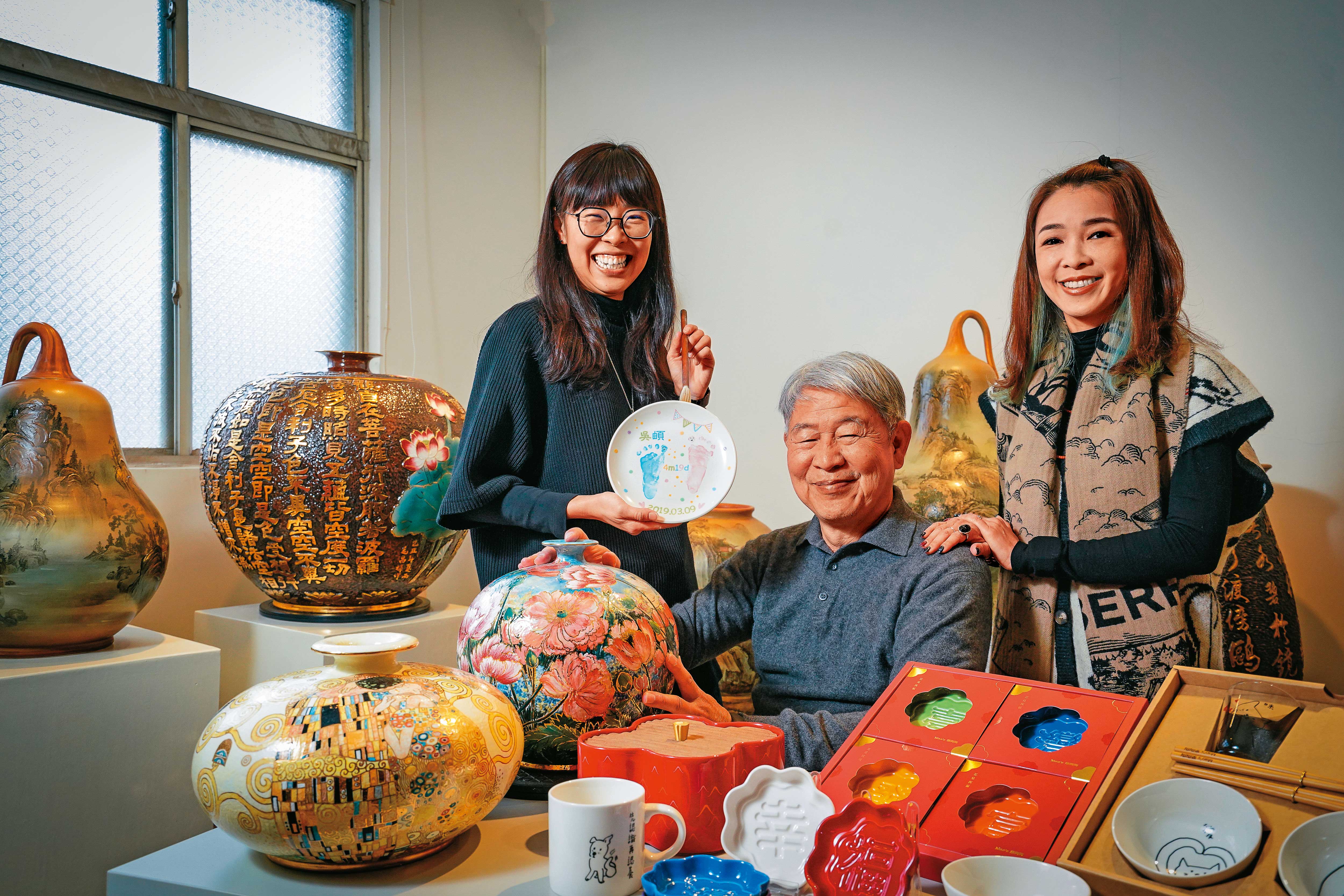 早期毛昌輝（中）獨創油畫釉，製作大型花瓶、擺設等藝術品，女兒毛潔軒（右）、毛選媛（左）為讓陶器更親民，轉型推出花型醬油顯影碟等生活陶器。