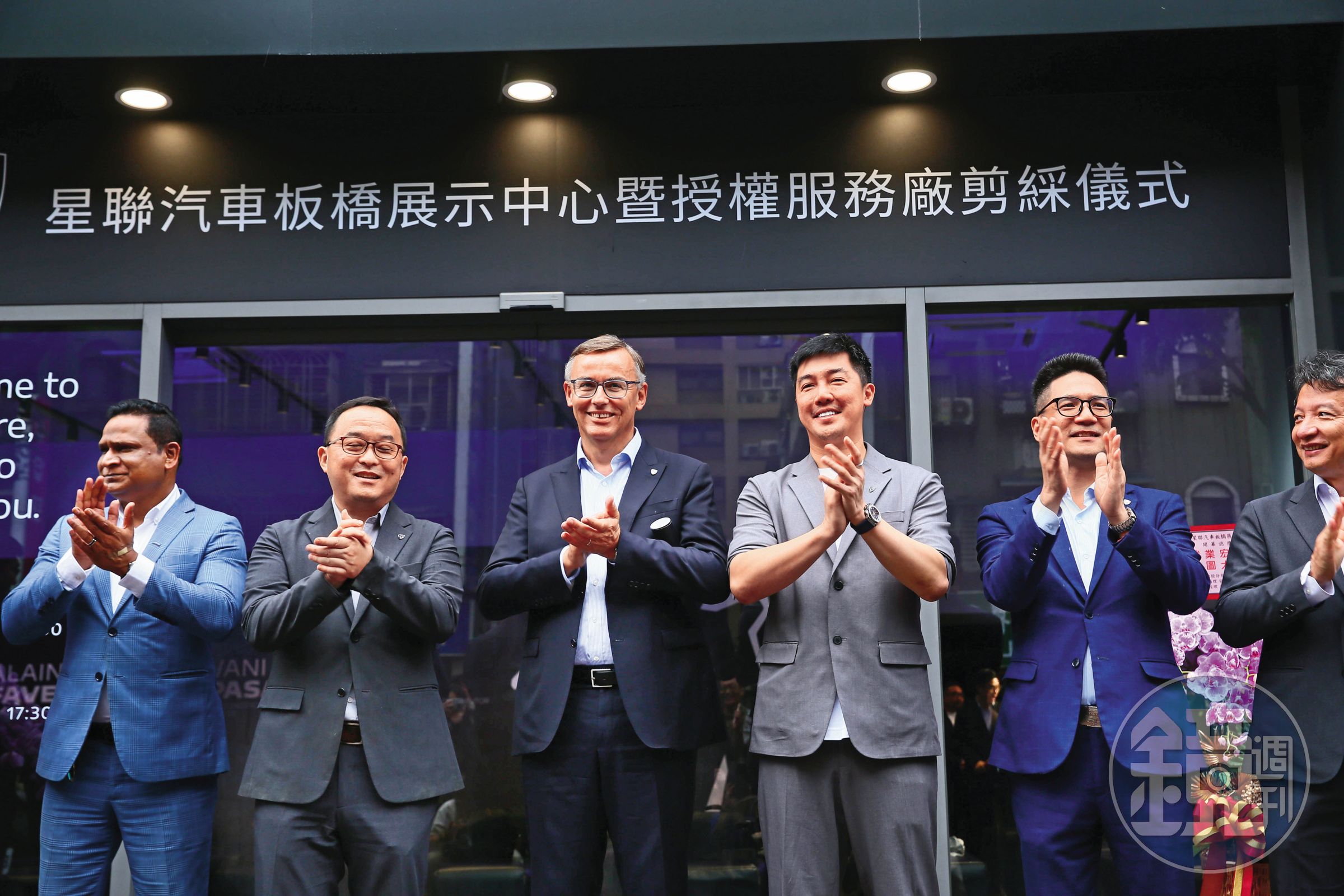 Peugeot在台刷新銷售紀錄，Peugeot全球執行長費維（左三）特地造訪台灣表達激賞。