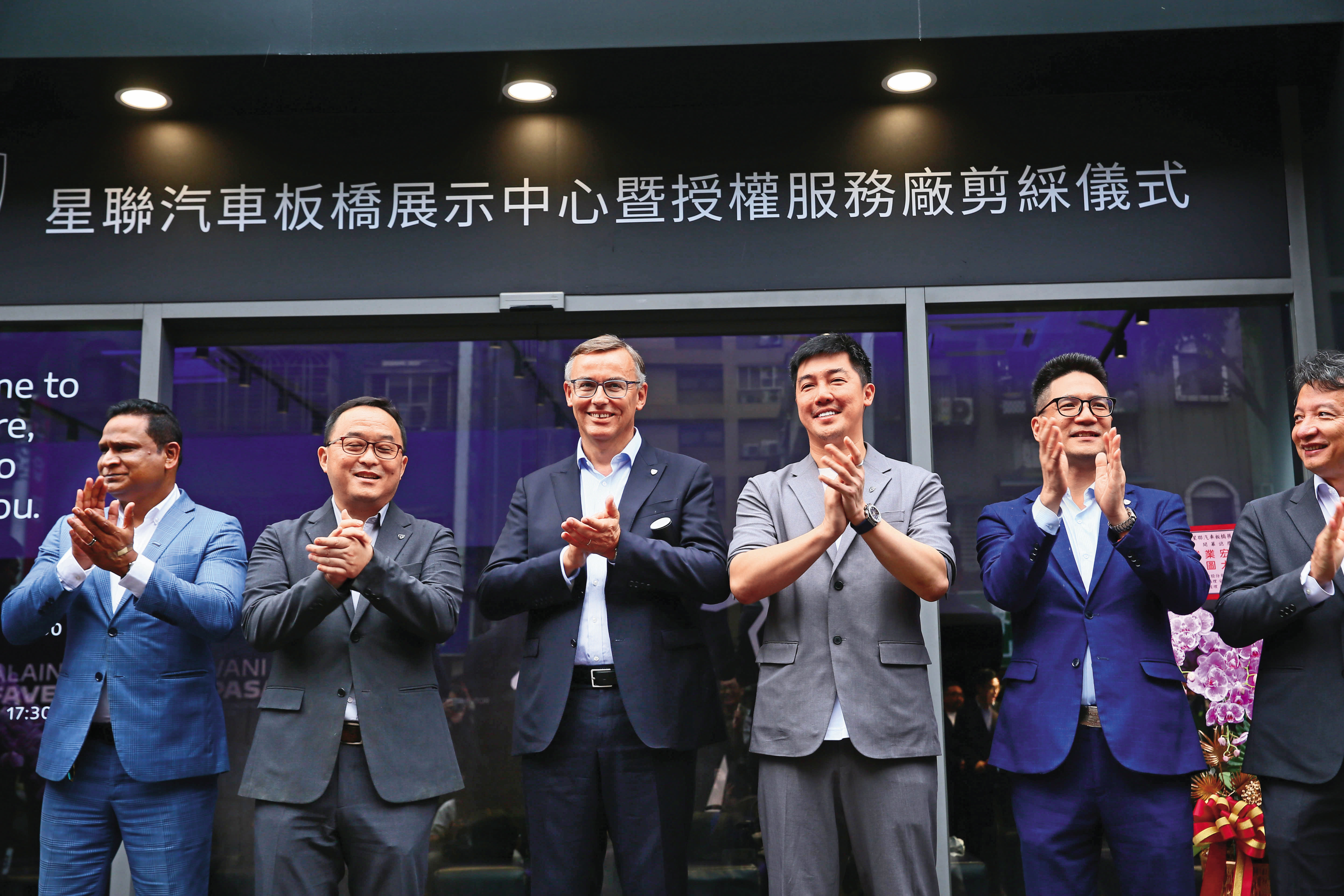 法國寶獅（Peugeot）在台刷新銷售紀錄，Peugeot全球執行長費維（左3）特地造訪台灣表達激賞。