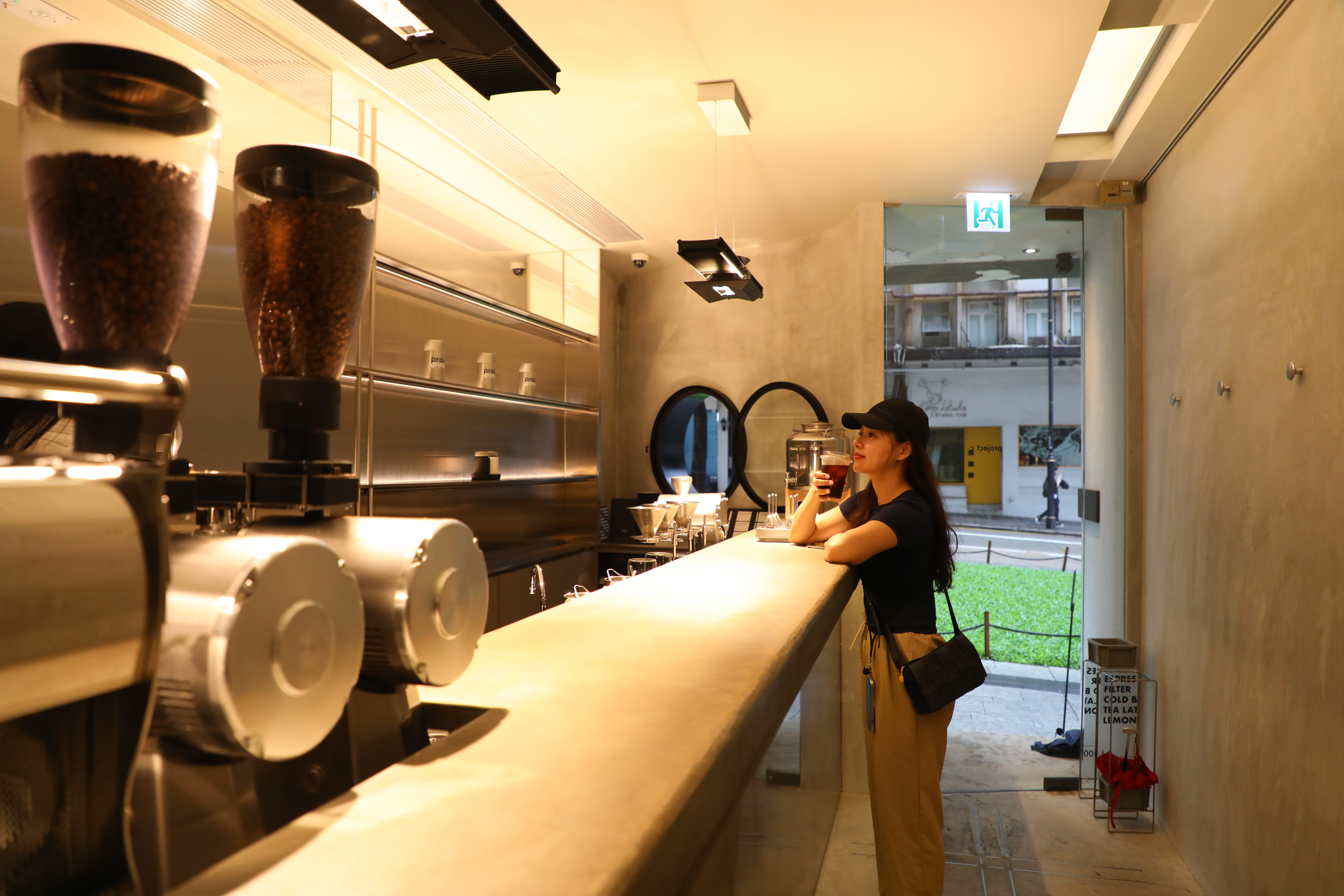 銅鑼灣個性十足的獨立咖啡館「Project C」，內用採立飲方式。