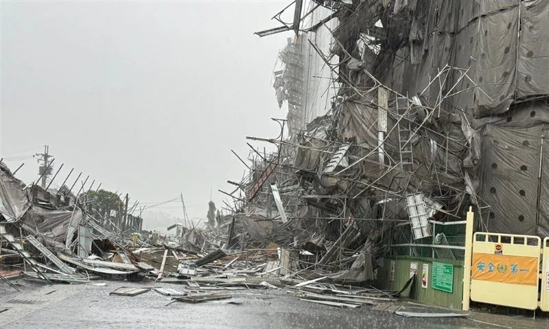 福懋科技公司今日下午發生鷹架倒塌意外，釀2死3傷。（翻攝畫面）