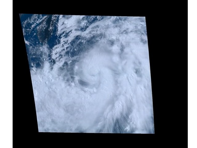 凱米颱風最新衛星影像曝光！台灣地形不好惹，美軍預測「交互作用」後減弱。（翻自向日葵8號衛星）