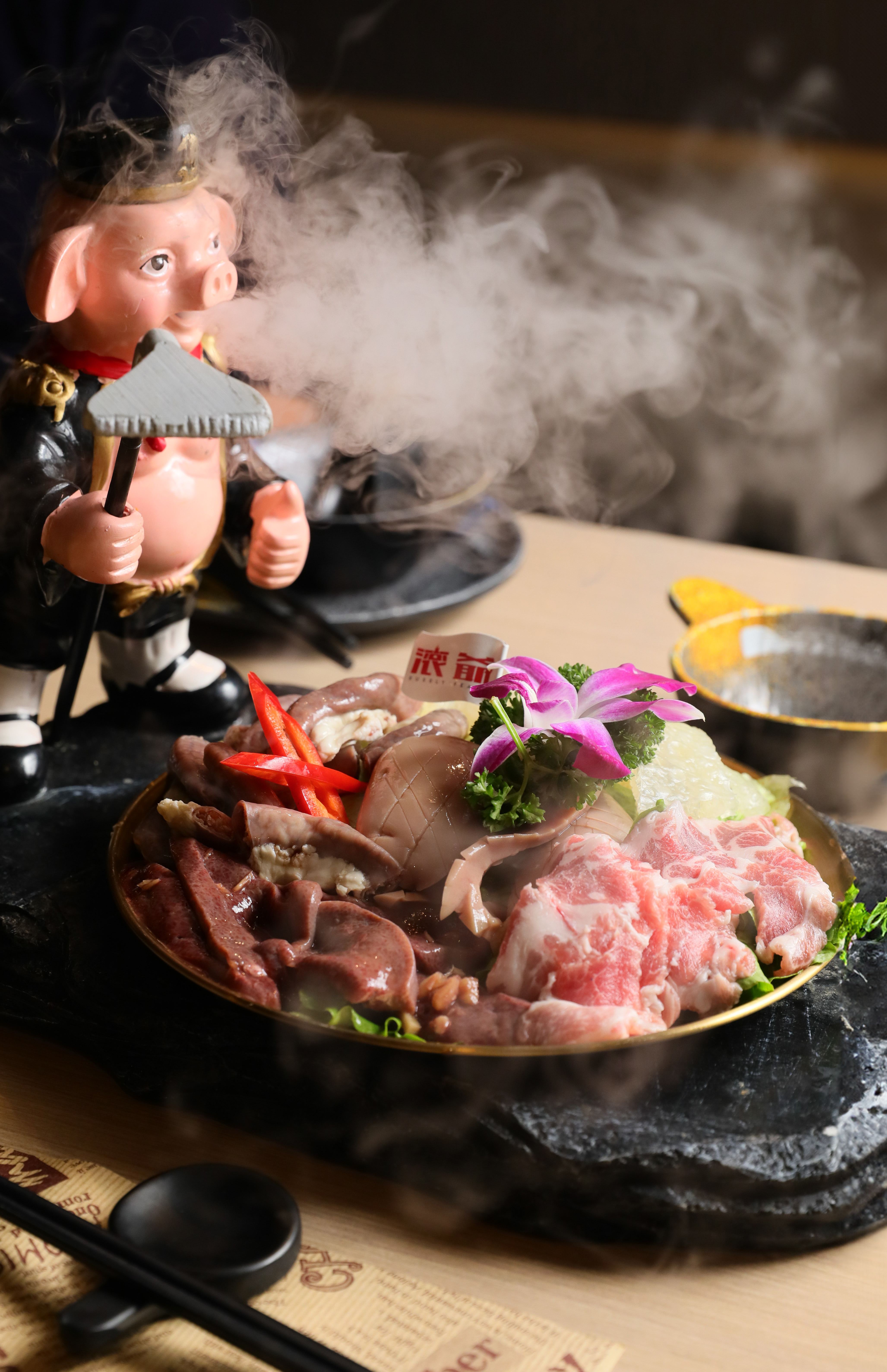 鮮切豬肝、腰子、粉腸、肉片的「豬八戒拼盤」乘雲駕霧上桌。(港幣208元/份)