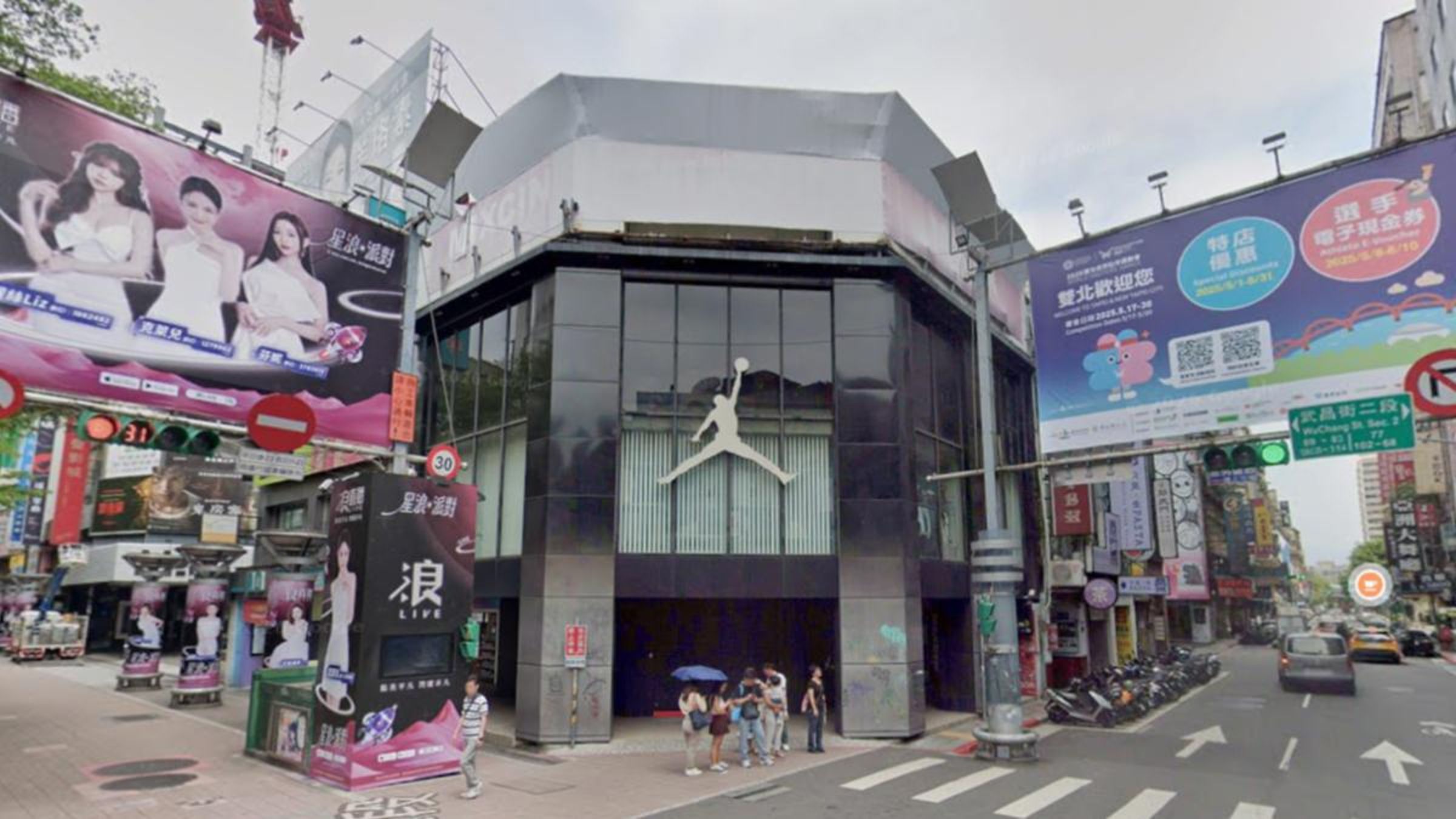 位於西門町昆明街與武昌路二段交叉口的「Nike-Jordan 旗艦店」近日無預警結束營業,原本陳列琳瑯滿目球鞋的店面已全數清空。(翻攝自 Google Map)