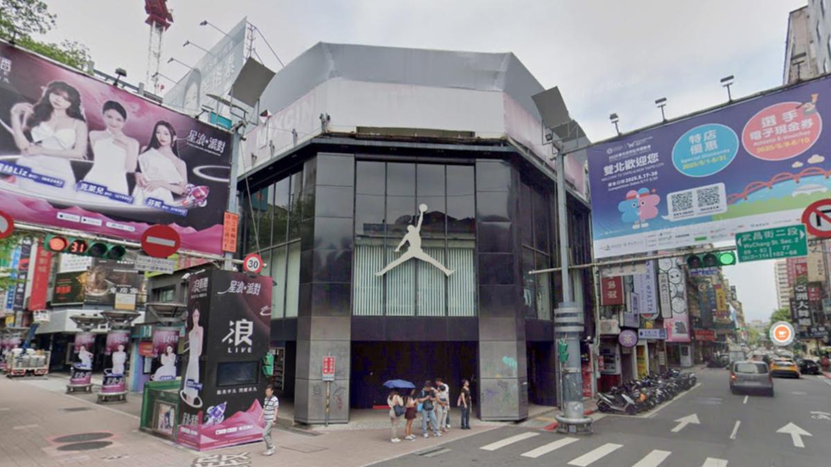 位於西門町昆明街與武昌路二段交叉口的「Nike-Jordan 旗艦店」近日無預警結束營業，原本陳列琳瑯滿目球鞋的店面已全數清空。（翻攝自 Google Map）