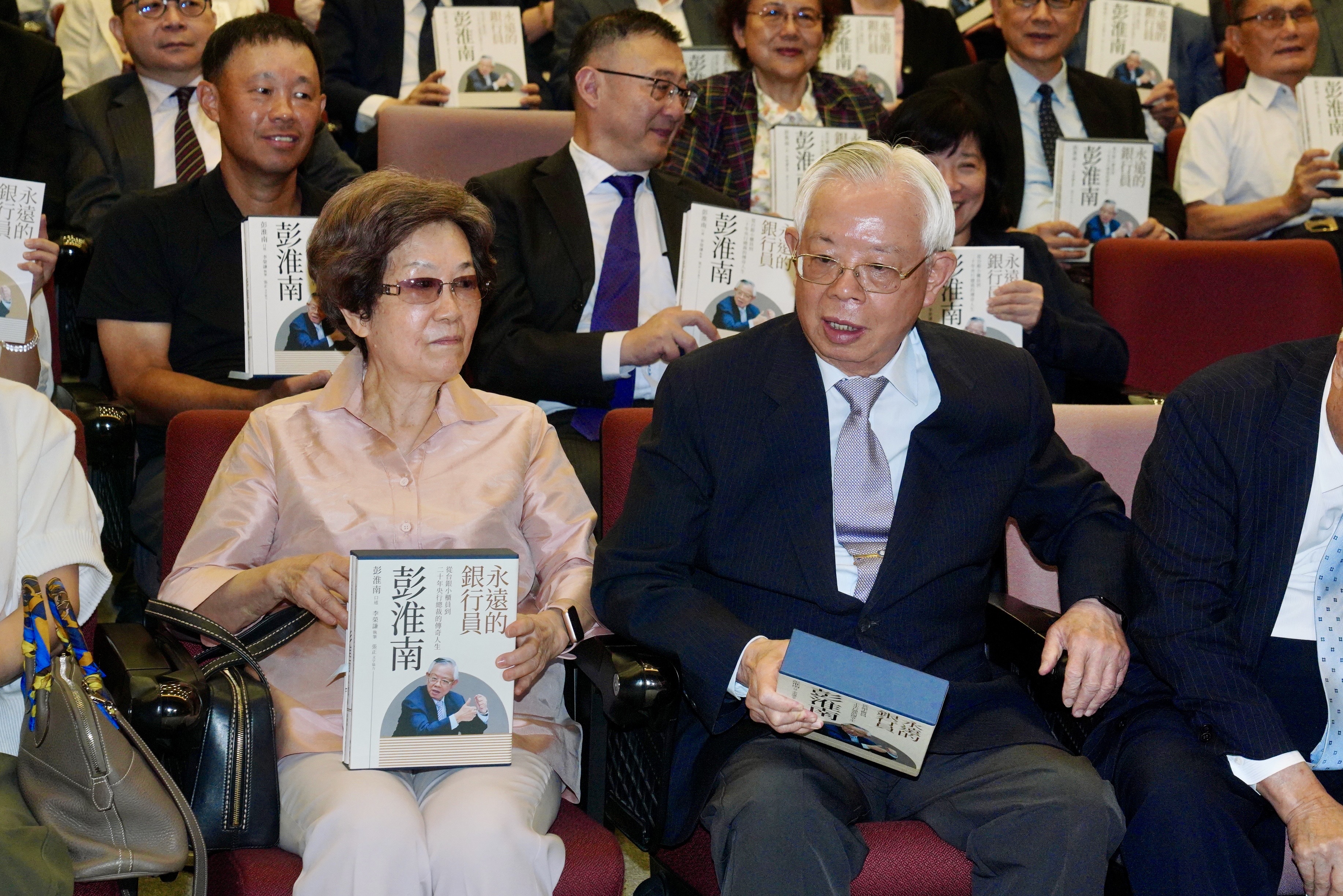 央行前總裁彭淮南雖獲得14 A總裁榮譽，但始終謙稱自己為「終身銀行員」。