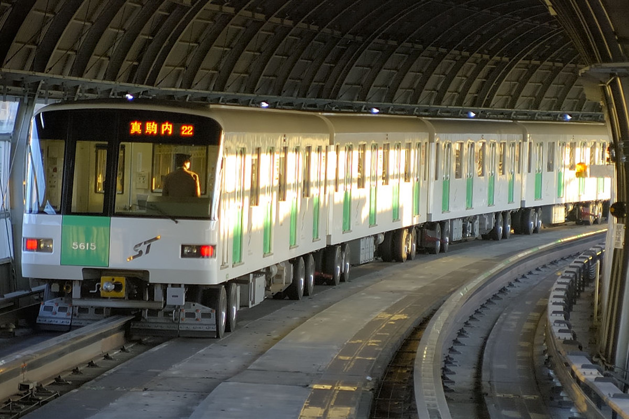 日本北海道札幌市營地下鐵南北線車廂內竟發生猥褻行為；示意圖。（翻攝自維基百科／出久市）