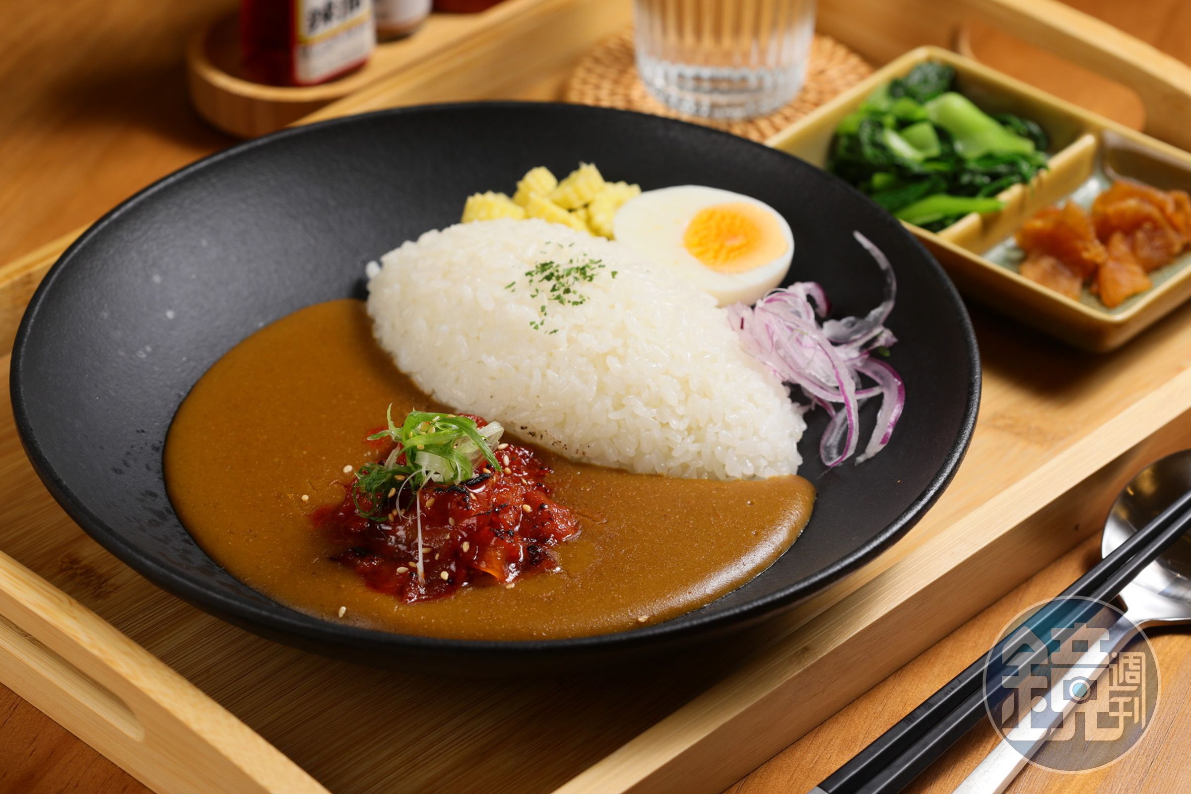 「辣五花豬肉咖哩」高溫烘烤出五花肉的微焦口感，搭配辛香味的咖哩十分下飯。（200元／份）