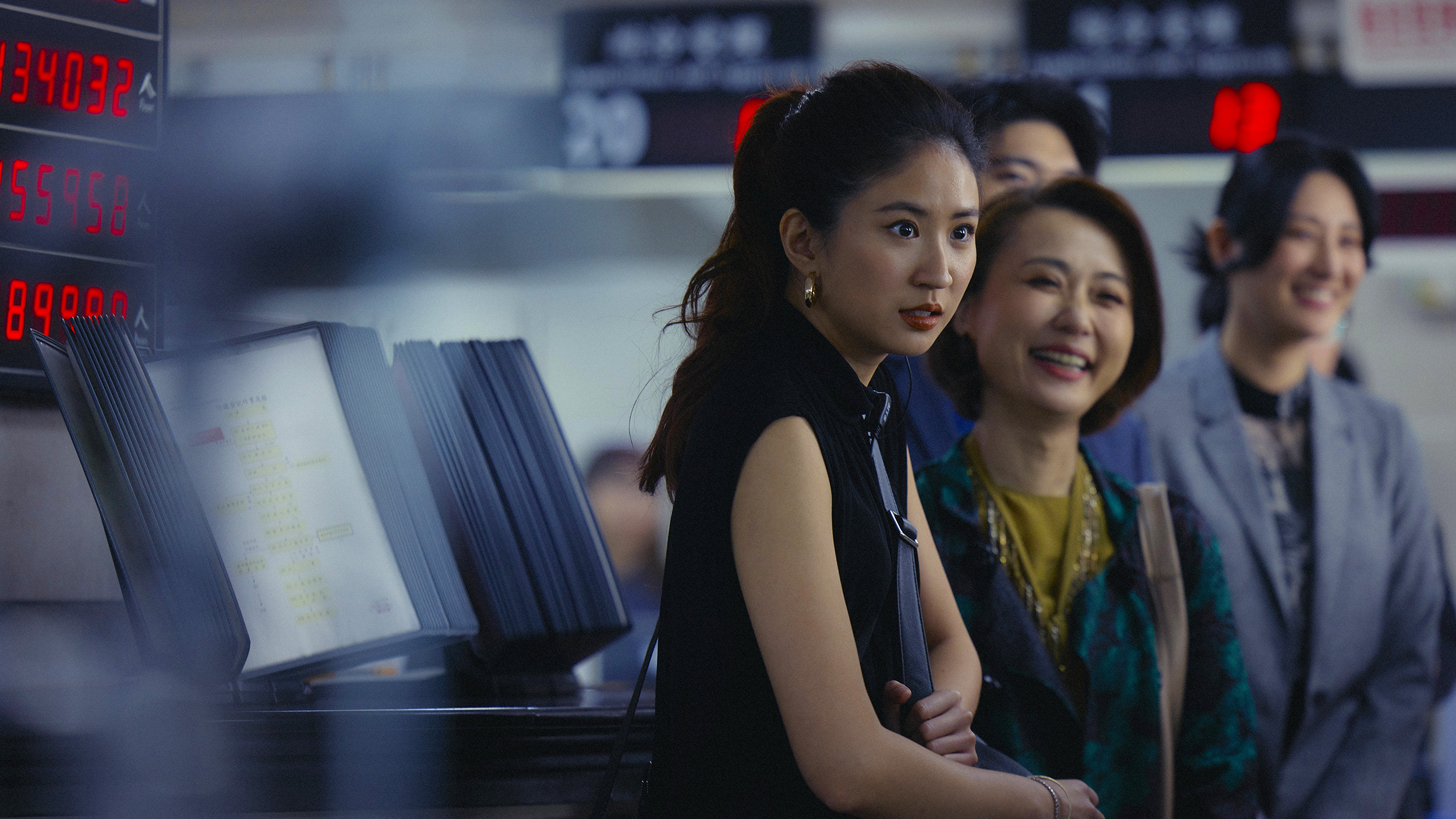 9m88的演員路一再拓寬，片中她飾演一名婚顧，在兩場婚禮間奔波救火。（水花電影提供）
