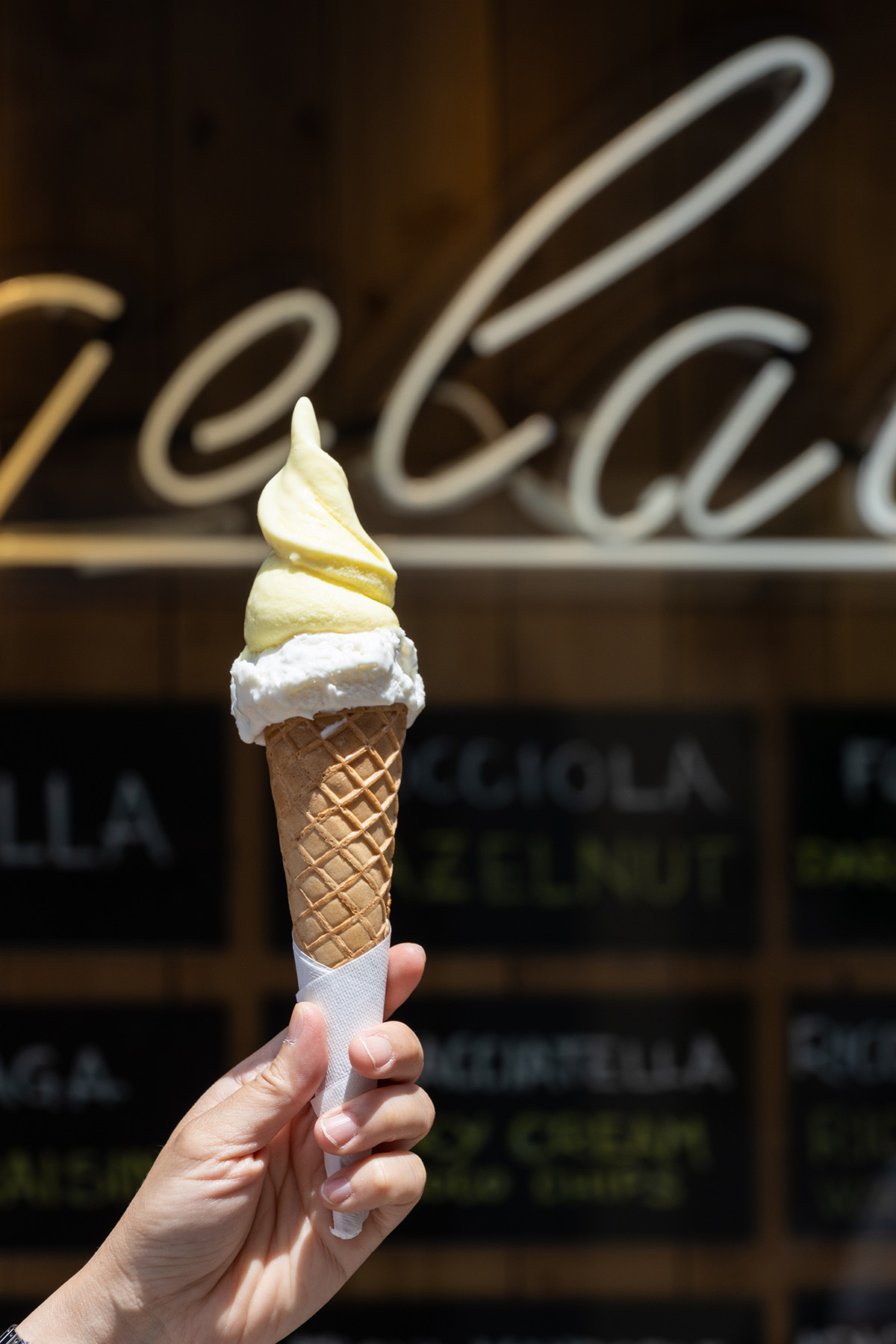 Raki是當地相當知名的冰淇淋店,店員推薦品嘗檸檬、椰奶口味Gelato。(4歐元/2球,約NT$141)