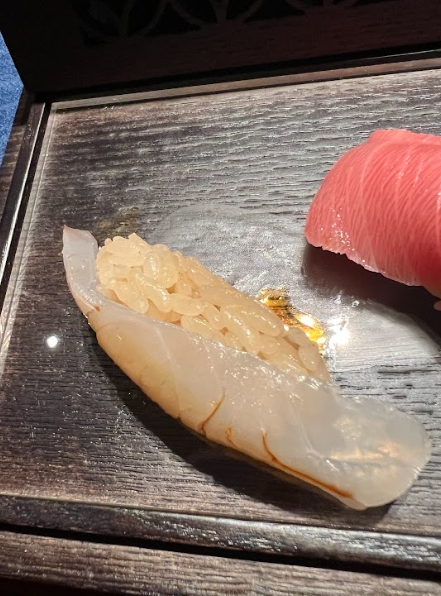 女將押野素子教我，把壽司往左翻倒，夾取時將壽司微微傾斜，讓魚料靠在舌尖上入口，最能感受魚鮮風味。