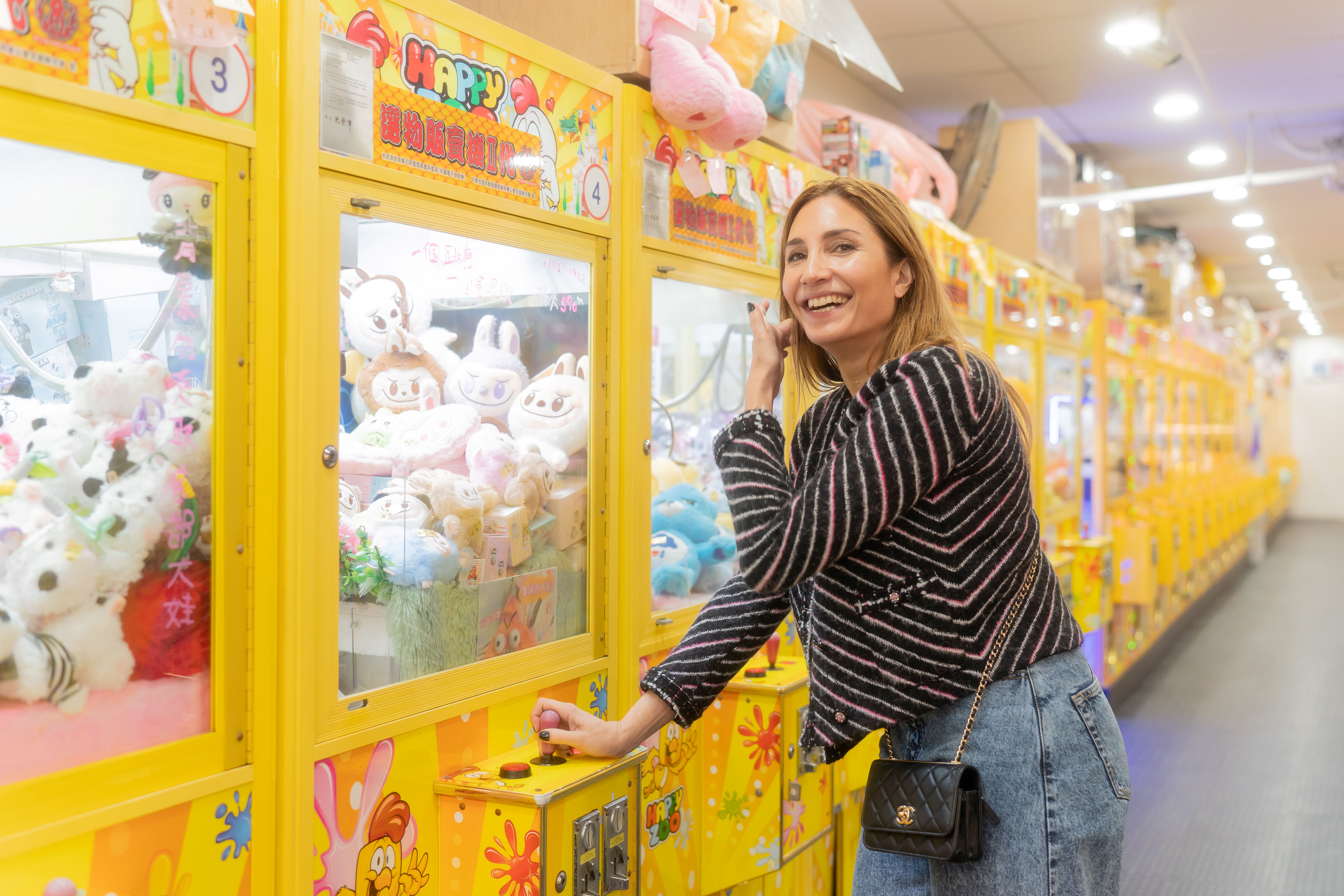 奧黛麗迪萬抵台當晚就去逛夜市，對抓娃娃機特別感興趣。（双喜提供）