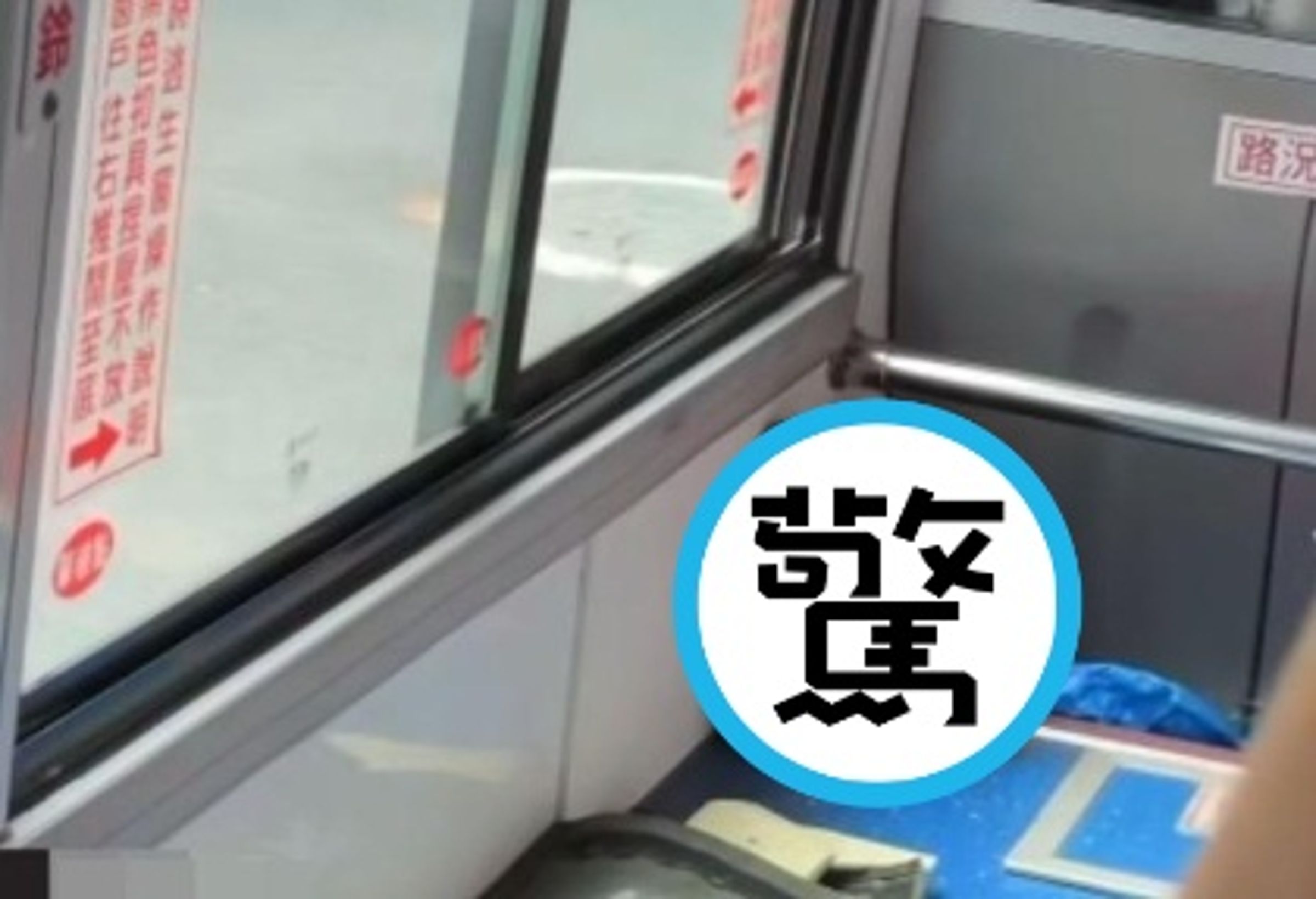 原本正在打瞌睡的原PO，睜眼瞥見駕駛座後方的物體，一秒變恐怖故事。（翻攝自爆廢公社公開版）