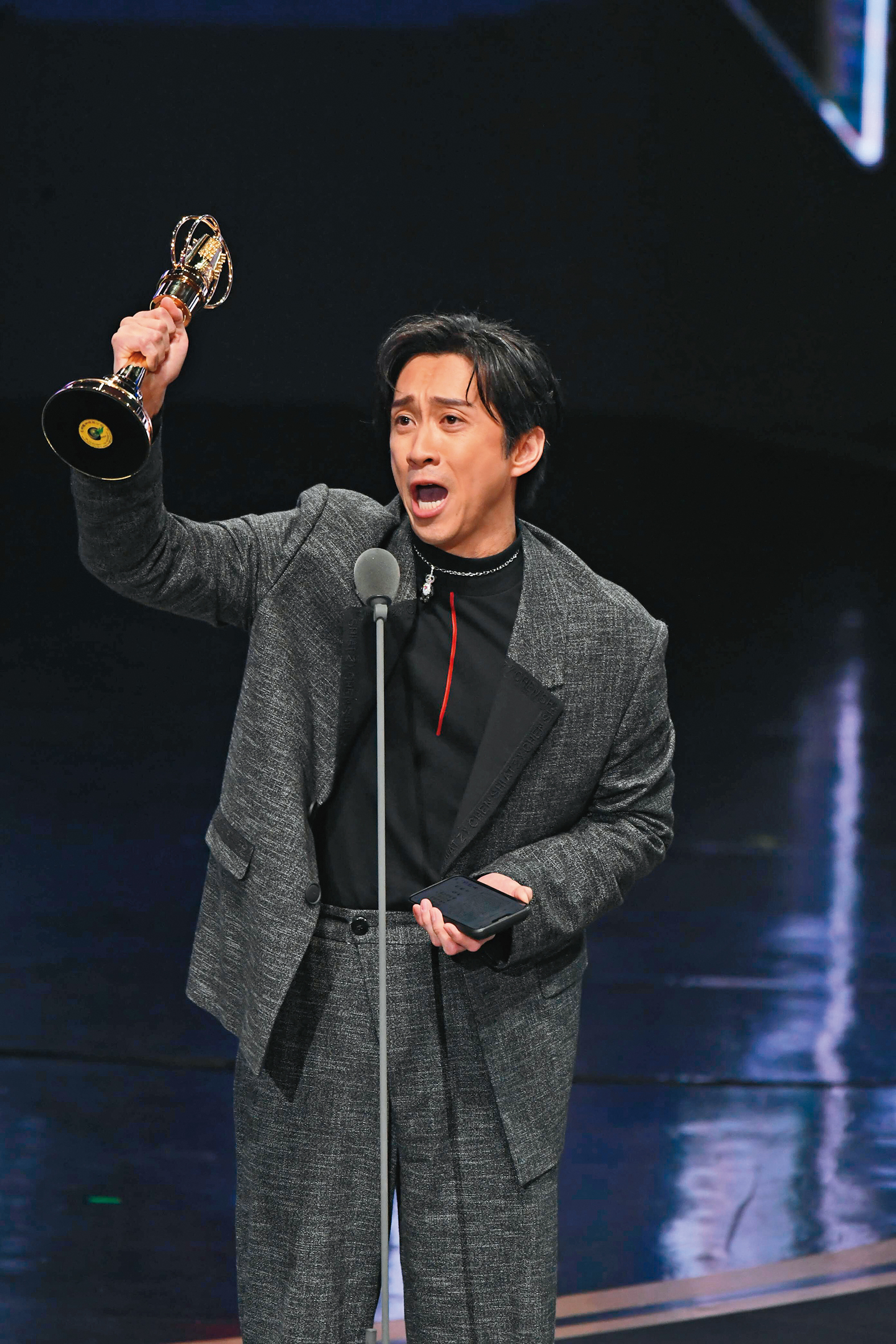 在金鐘獎上台拿獎的瞬間，讓大家發現陳漢典已經出道18年，顯得意義非凡。（三立電視提供）