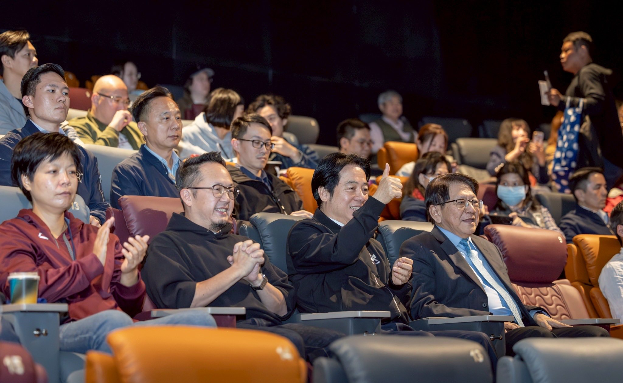 總統賴清德於21日晚間前往影院觀賞電影《大濛》。（翻攝自賴清德臉書）