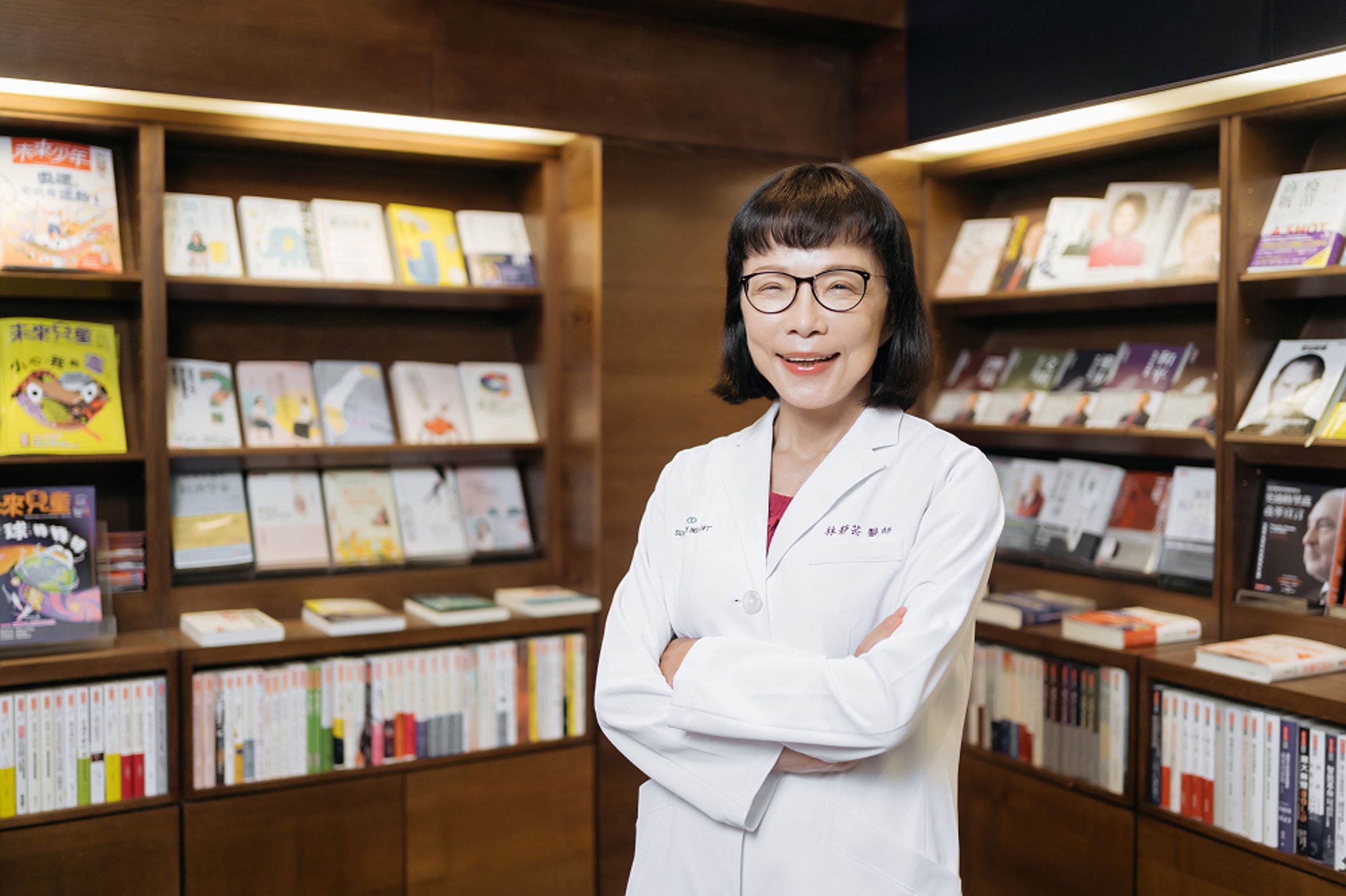 前衛生署長、知名心臟科醫師林芳郁罹患失智症,其妻子林靜芸在新書發表會上分享陪伴歷程。(翻攝林靜芸臉書)