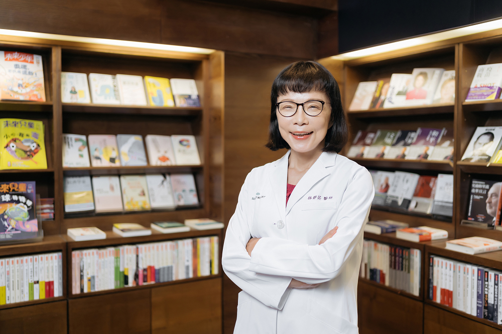 前衛生署長、知名心臟科醫師林芳郁罹患失智症，其妻子林靜芸在新書發表會上分享陪伴歷程。（翻攝林靜芸臉書）