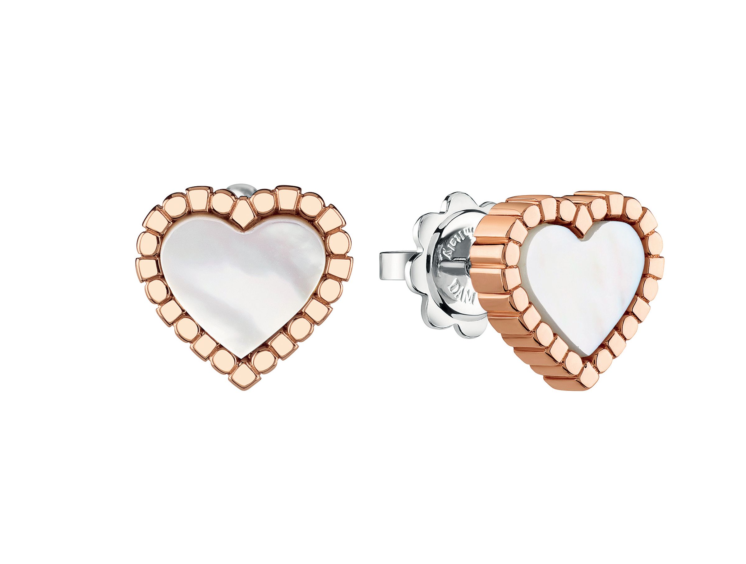 簡約百搭的珍珠母貝心形耳環，男女皆宜。NT$96,700。（DAMIANI 提供）