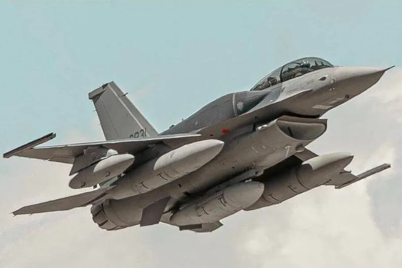睽違29年迎全新戰機！首批2架F-16V今抵台　顧立雄預告：年底前還有交機