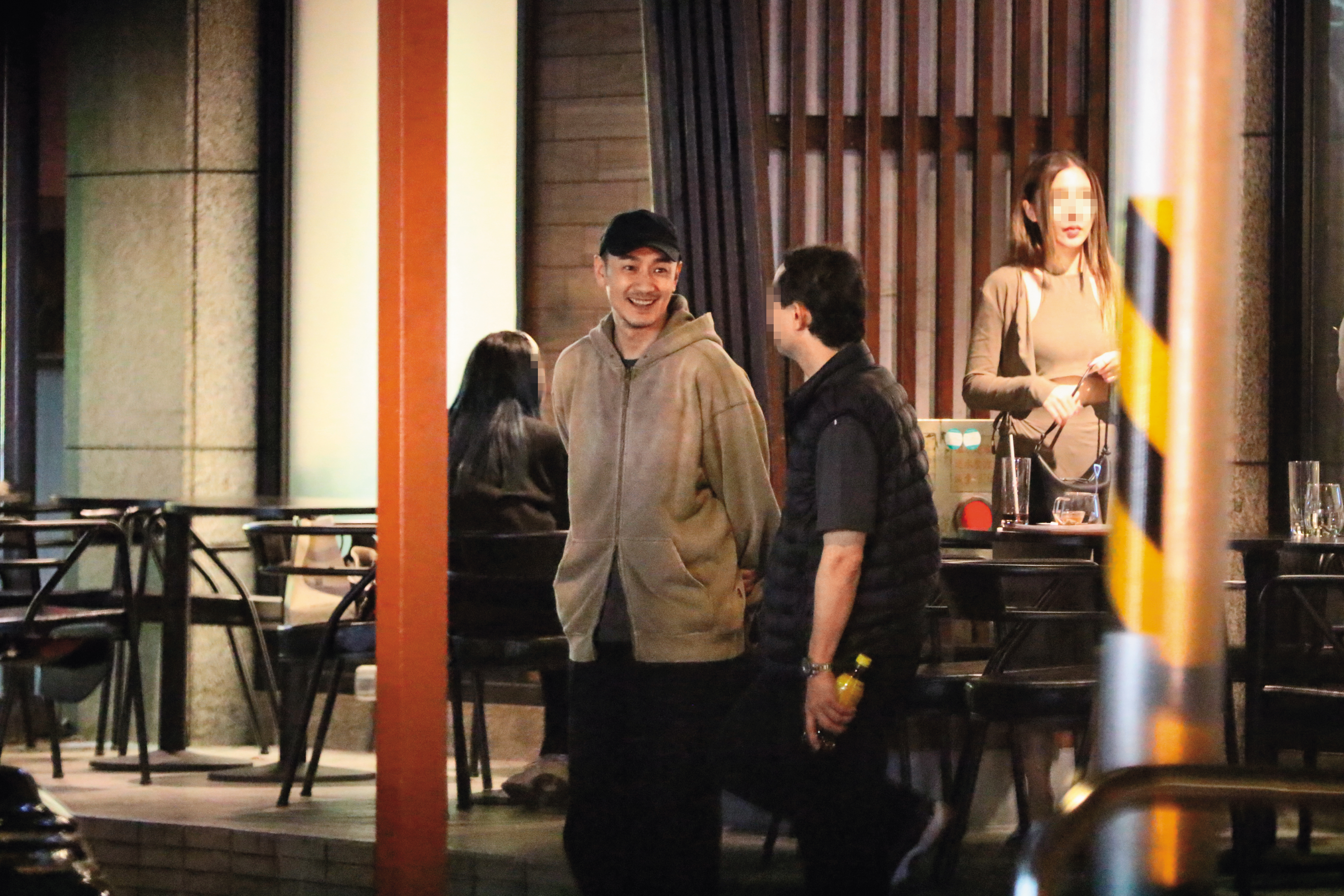 00：10，林佑威（左）和友人整晚都在聊車子，還會討論從一旁開過的跑車。