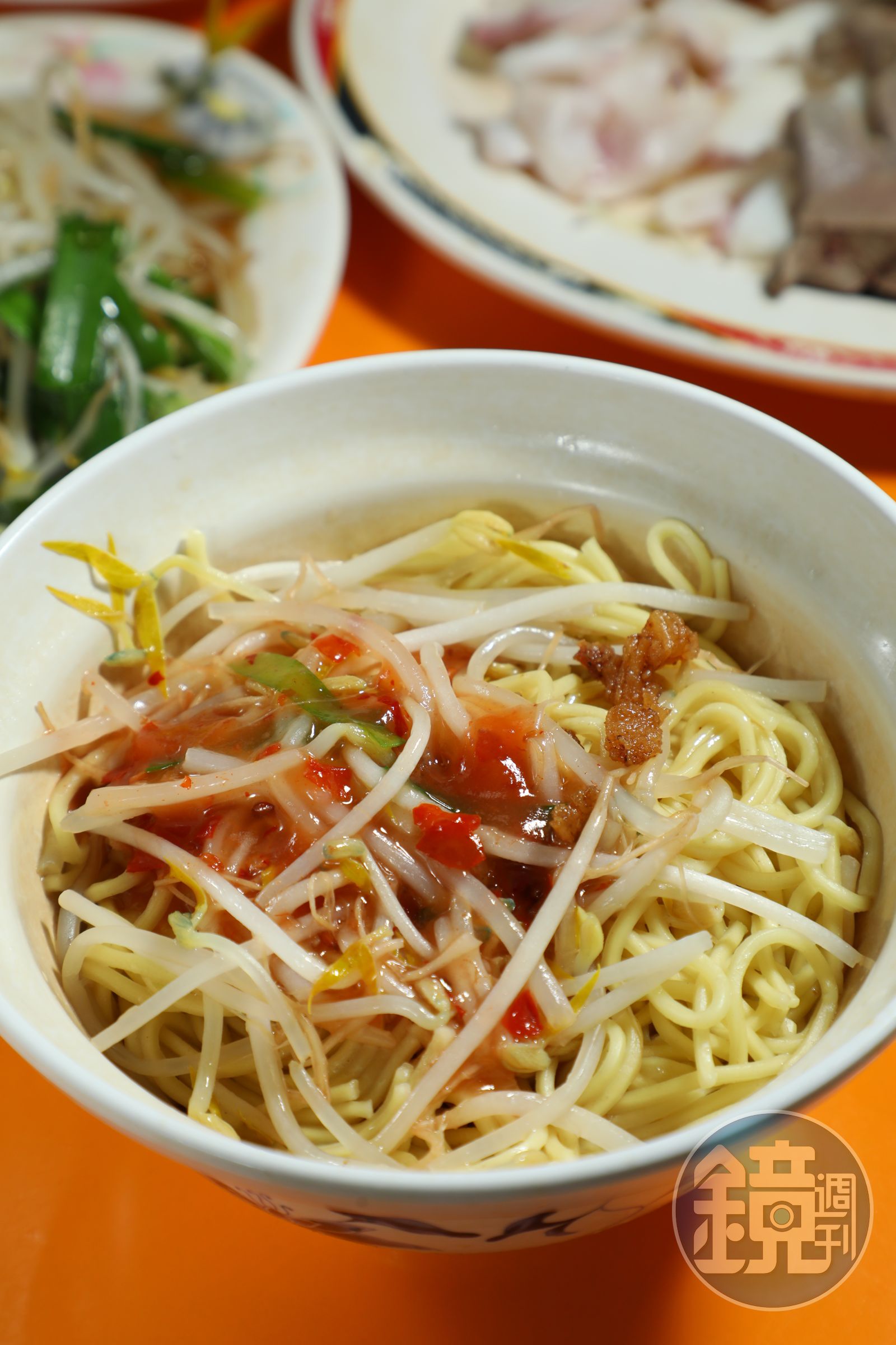 「乾麵」上頭會灑一點甜辣醬，可以拌勻了吃。（20元／碗）