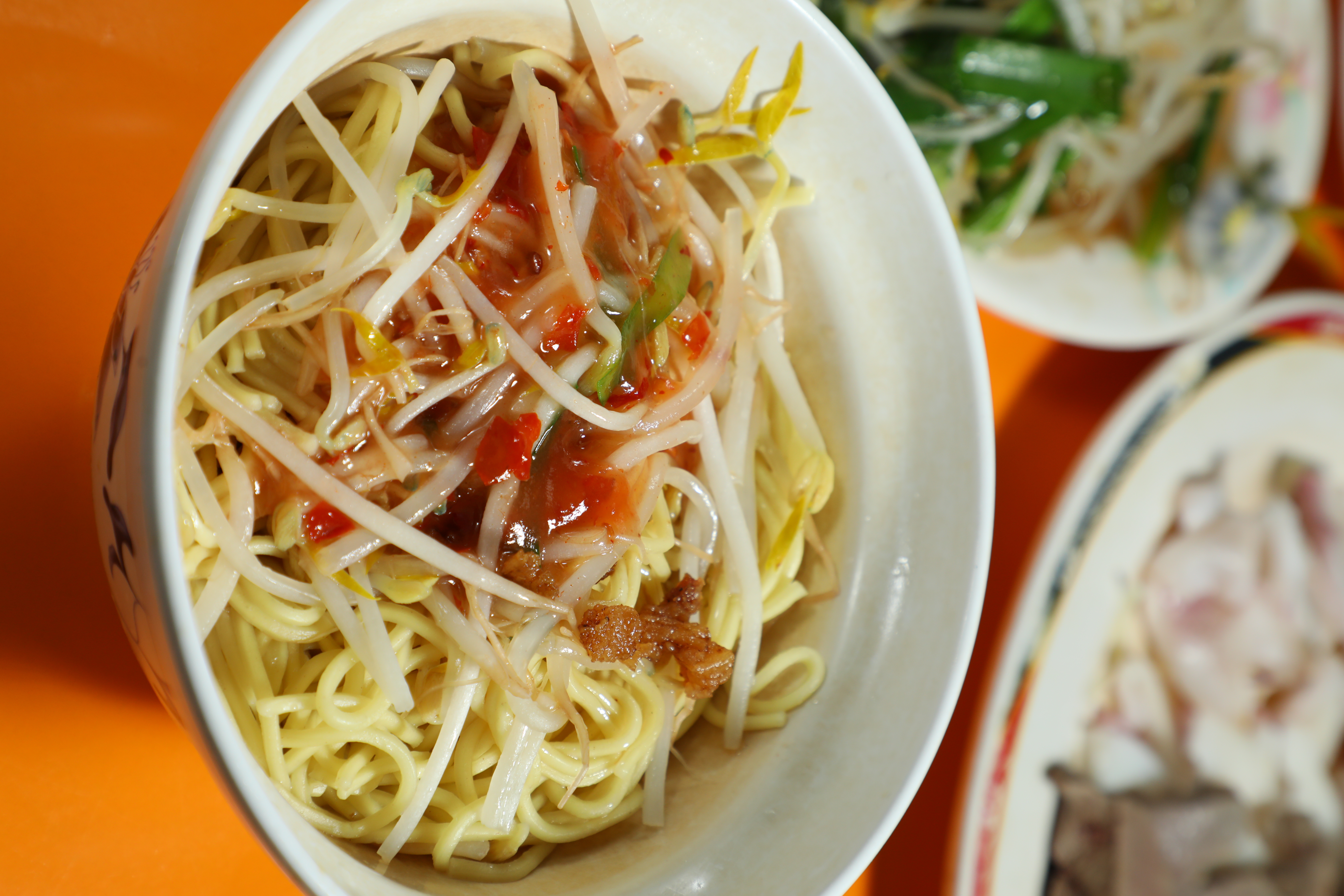 「乾麵」上頭會灑一點甜辣醬，可以拌勻了吃。（20元／碗）