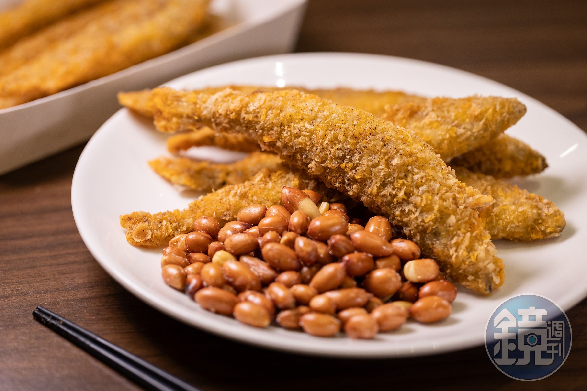能吃到飽滿魚卵與彈牙口感的炸物「柳葉魚」（後，150元／份）與口感清脆的「鹽炒花生」（前，50元／份），是很棒的下酒菜組合。