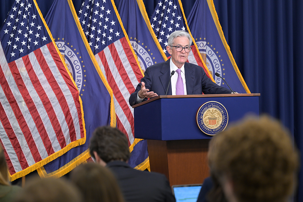 美國聯準會啟動降息循環，債市價差浮現，專家認為現在抱債正是時候。（圖為聯準會鮑威爾，聯準會提供）