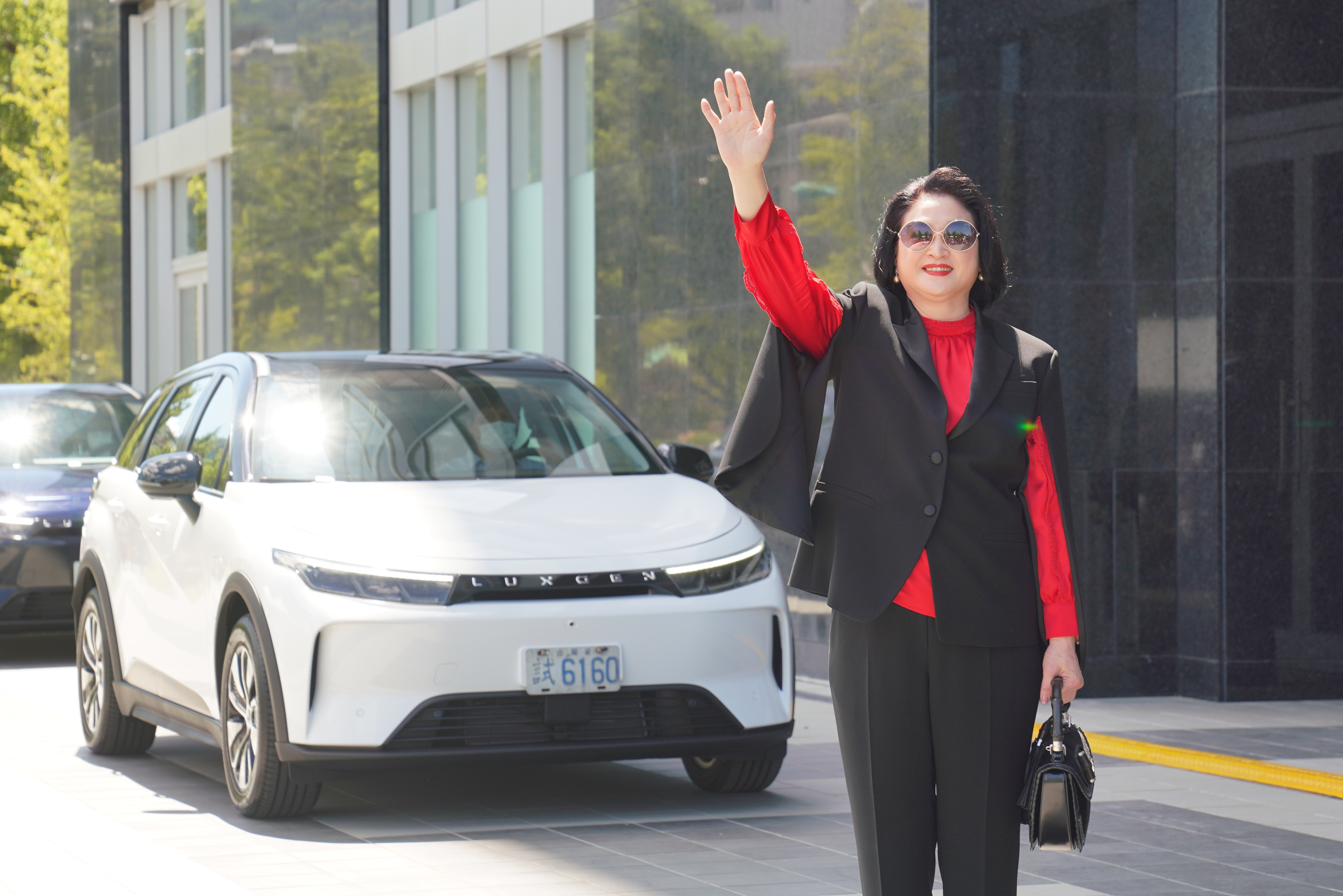 裕隆大家長嚴陳莉蓮28日在裕隆城開幕典禮上搭著n7試產車驚喜現身。