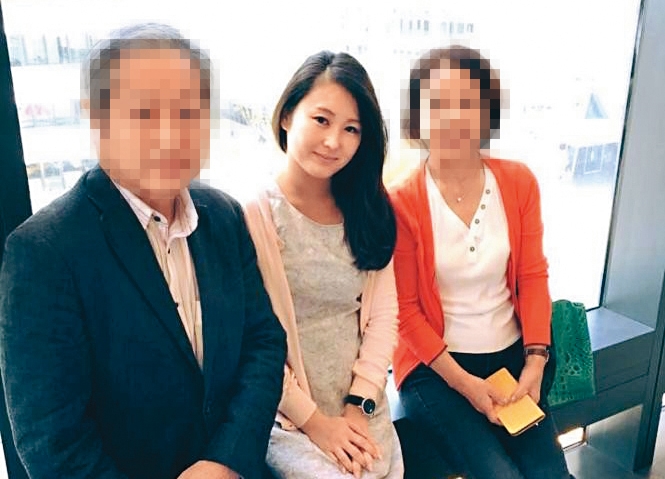 麻衣（中）的父親（左）去年發現罹癌，讓她蠟燭兩頭燒，一邊照顧父母，一邊育兒，好在父親目前狀況已經好很多。（翻攝自麻衣臉書）