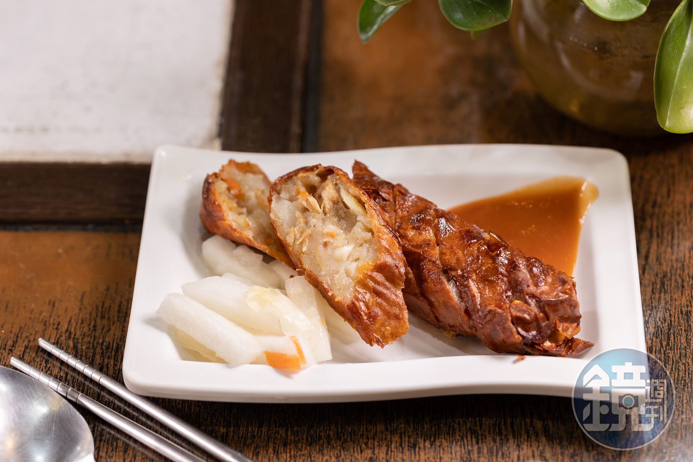 老闆娘自製的「肉捲」也許不少客人喜愛的配菜。（60元／份）