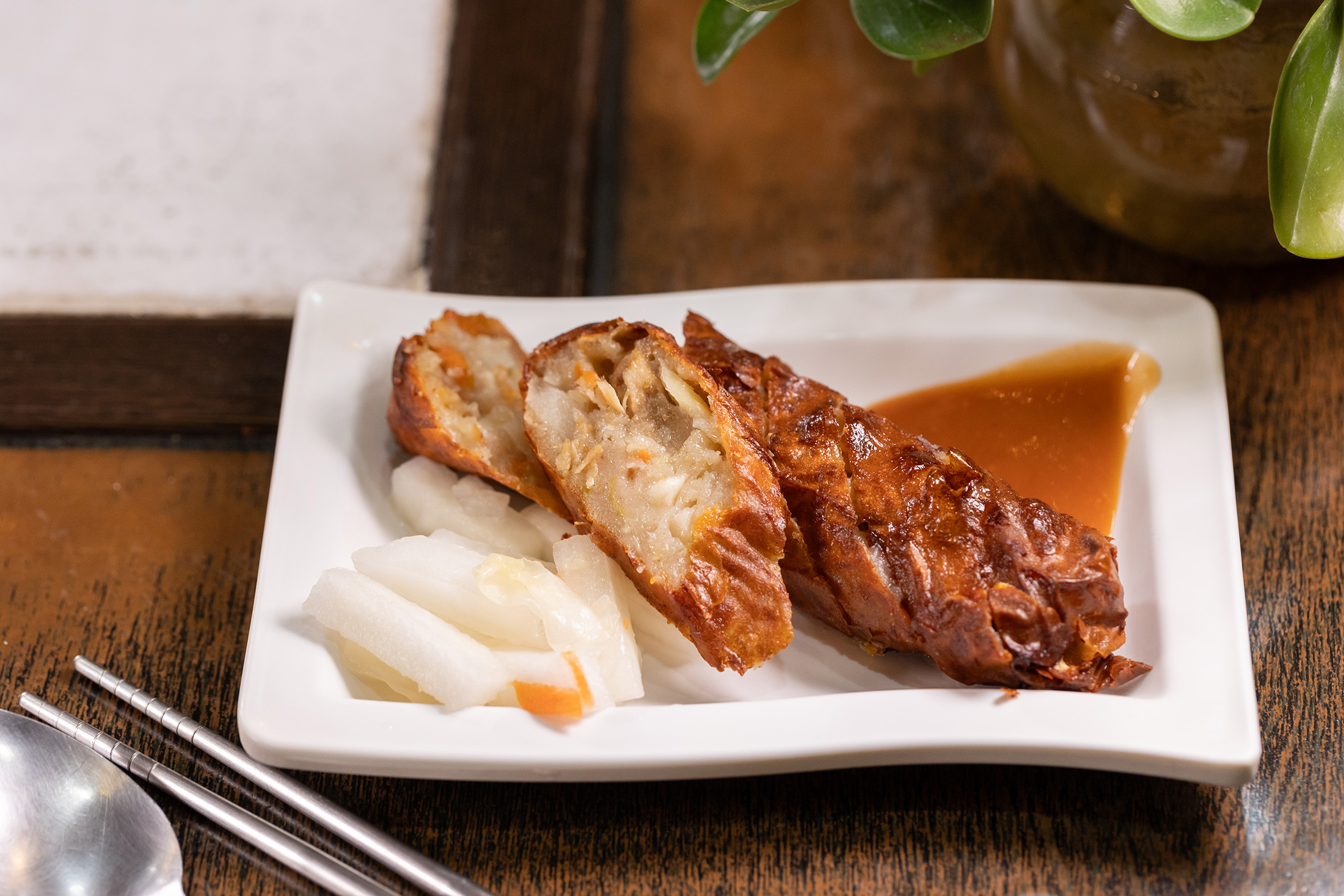 老闆娘自製的「肉捲」也許不少客人喜愛的配菜。（60元／份）