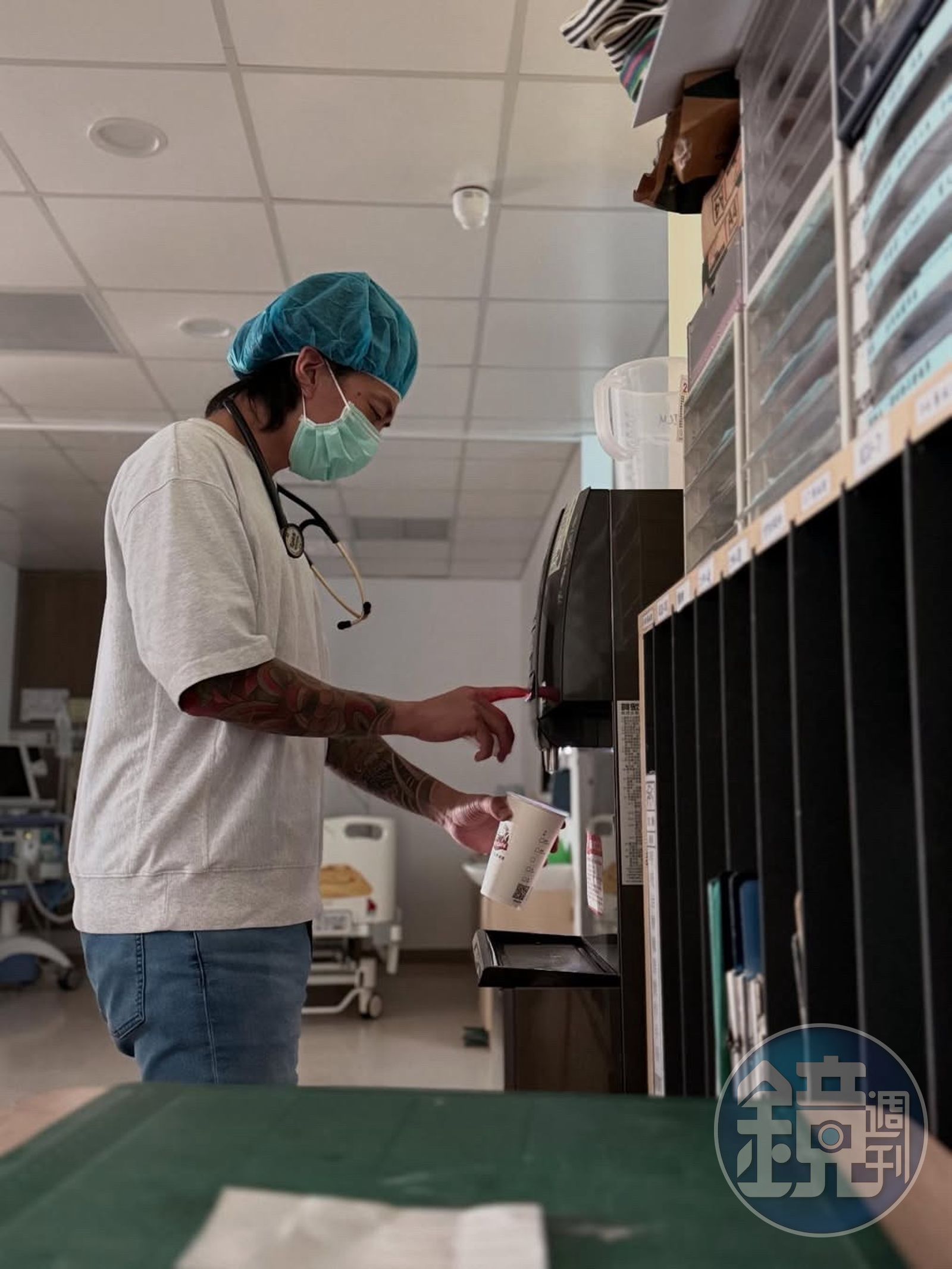 張姓內科主治醫師遭人指控看診時態度高傲。（讀者提供）