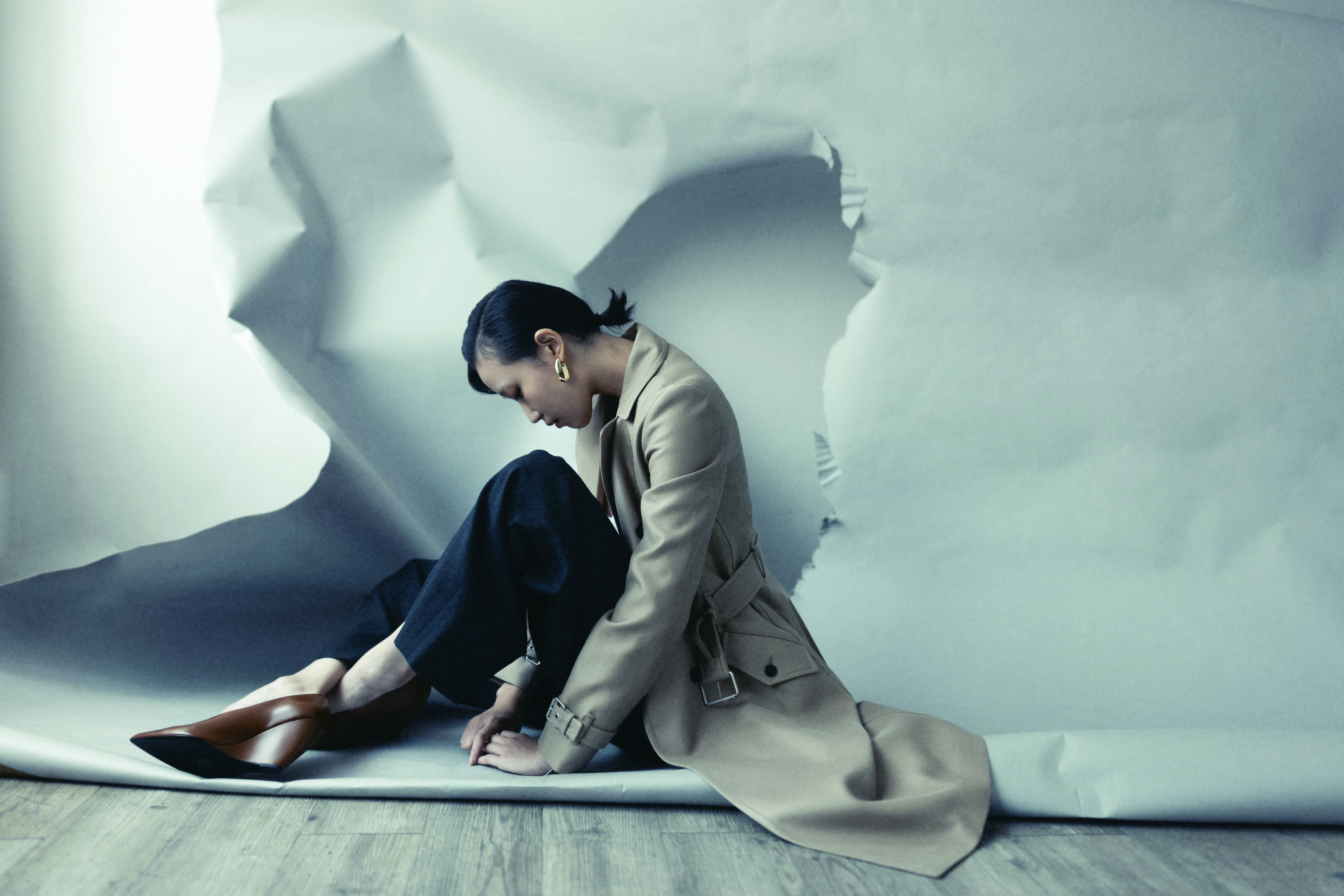 風衣外套 NT$250,000 by DIOR;羊毛西裝長褲 NT$53,500 by GUCCI;Viola高船形跟高跟鞋 NT$43,600 by Loro Piana;加厚橢圓耳環 NT$6,700 by APM MONACO。